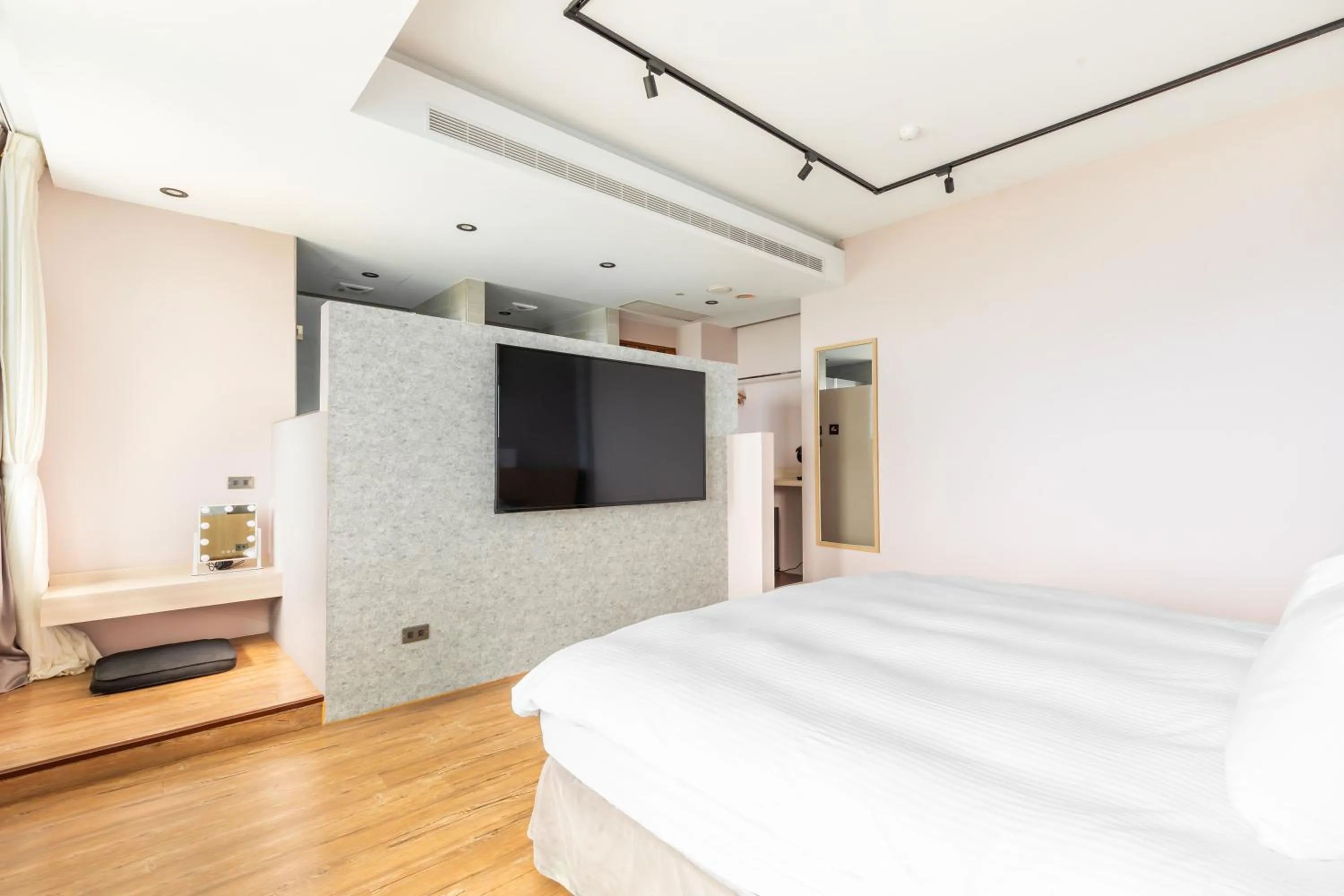 Photo of the whole room, Bed in Jhai Wu