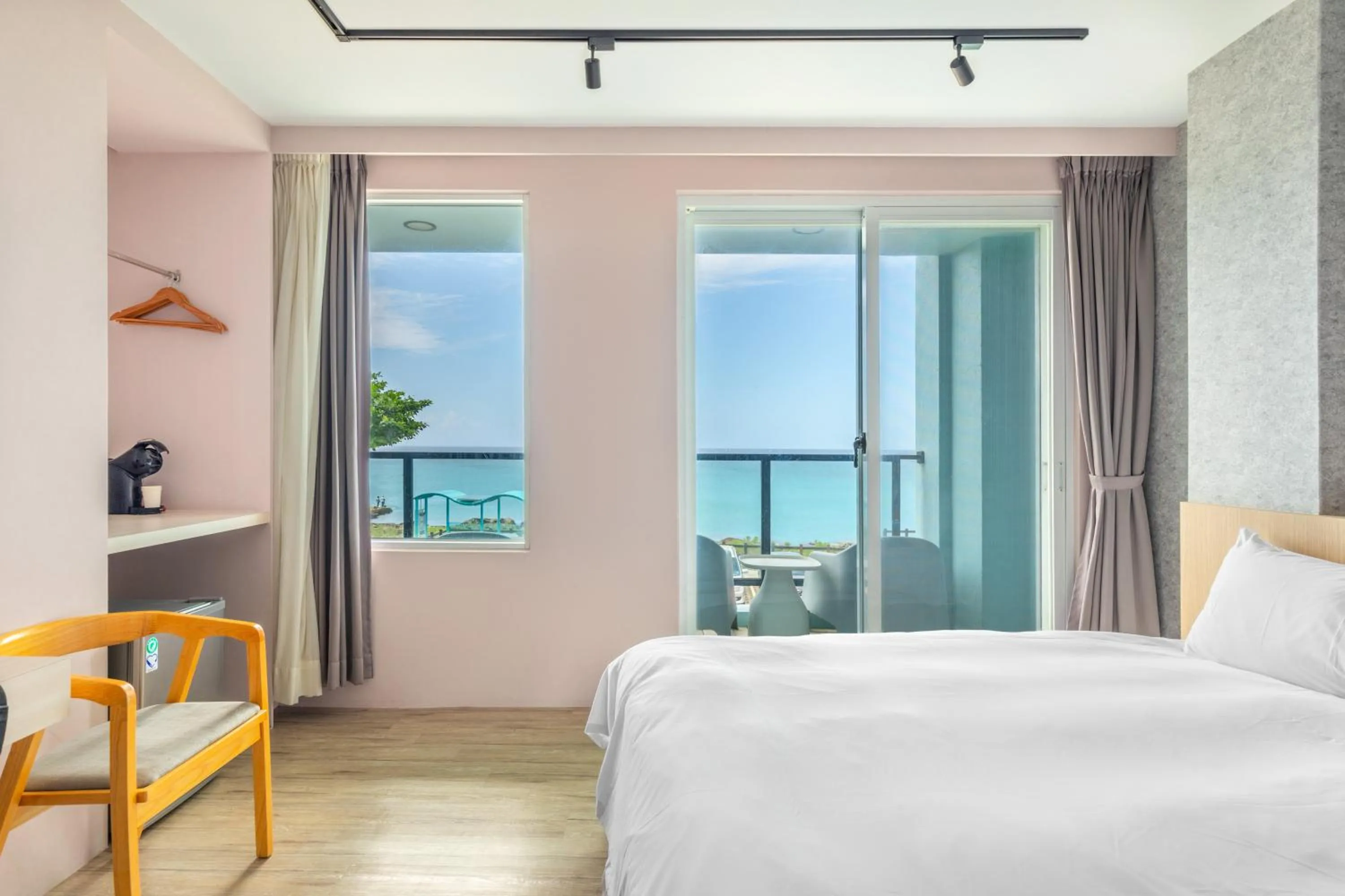 Photo of the whole room, Bed in Jhai Wu