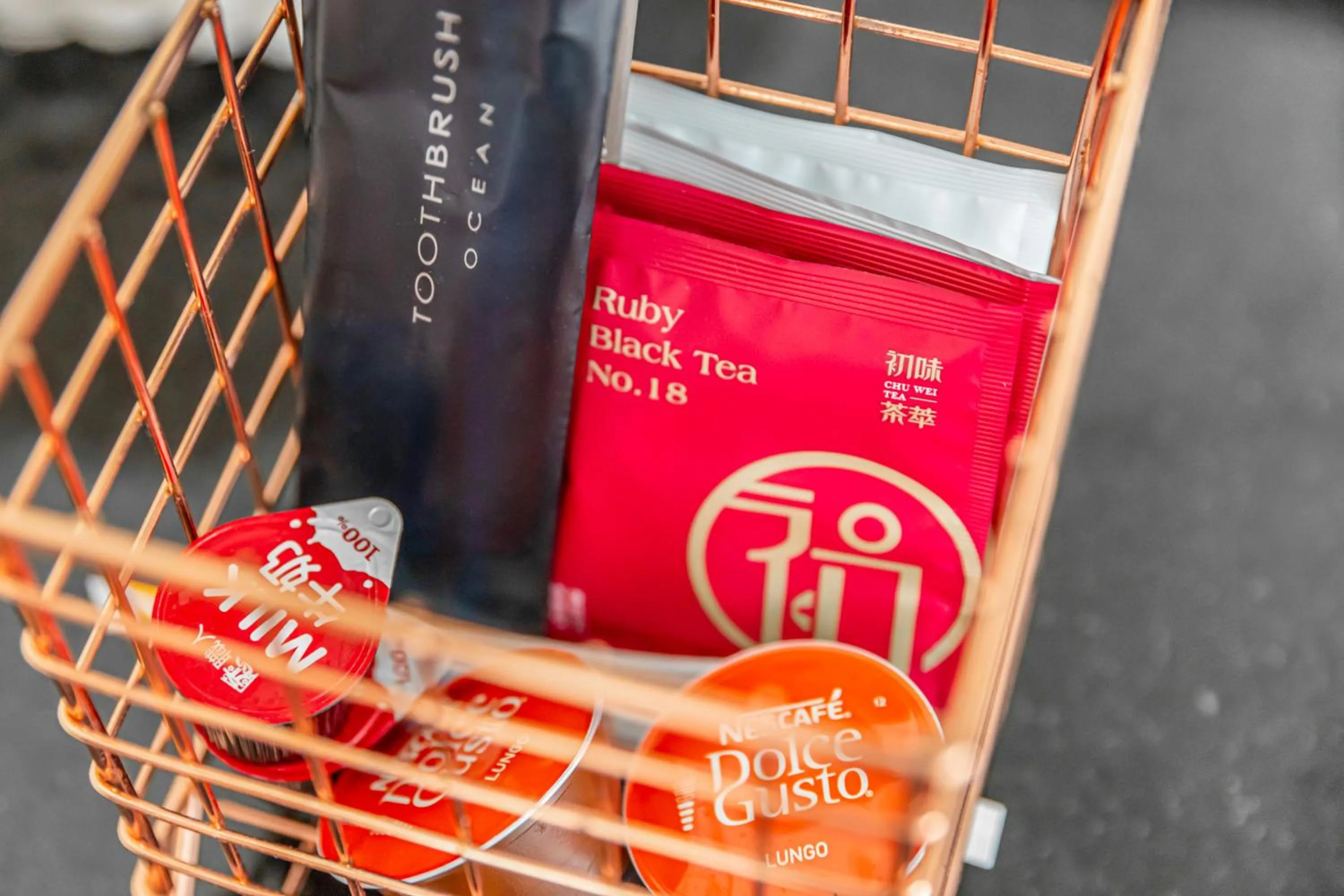 Photo of the whole room in Jhai Wu