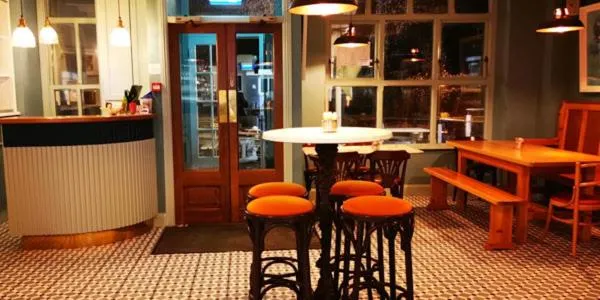 Restaurant/places to eat in The Waterfront Hotel