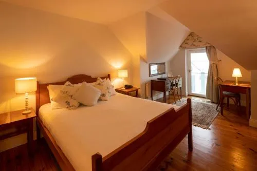 Coffee/tea facilities, Bed in The Waterfront Hotel