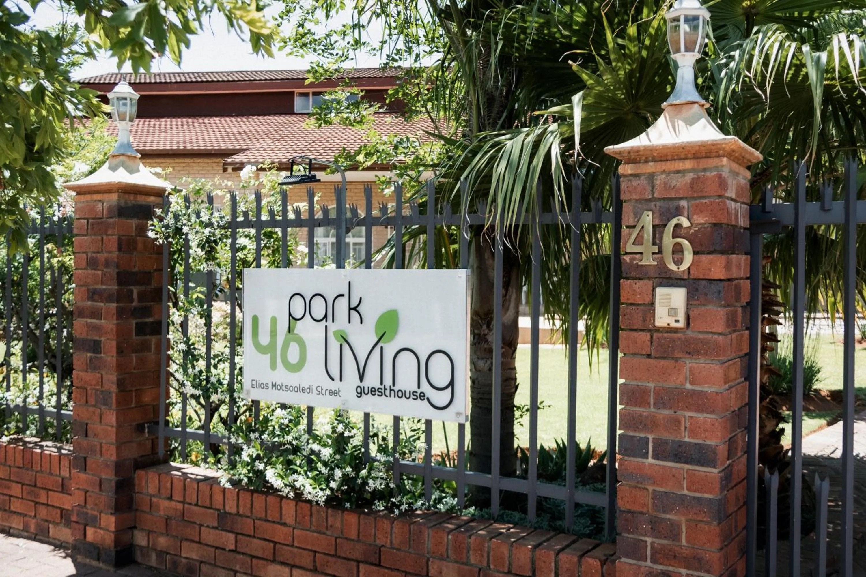Queen Room with Pool View - single occupancy in Park Living Guesthouse