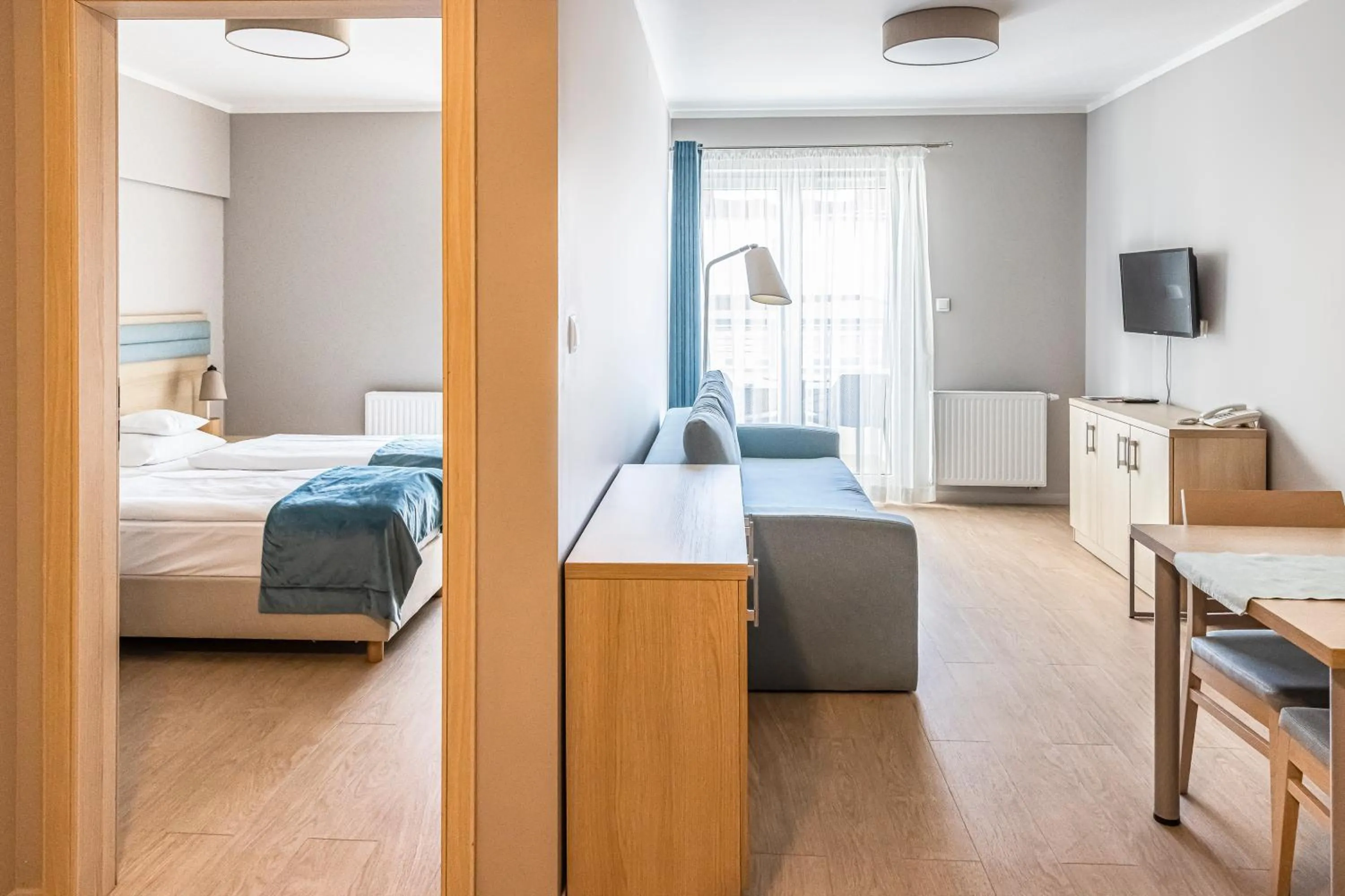 Living room, Bed in Hotel Cesarskie Ogrody