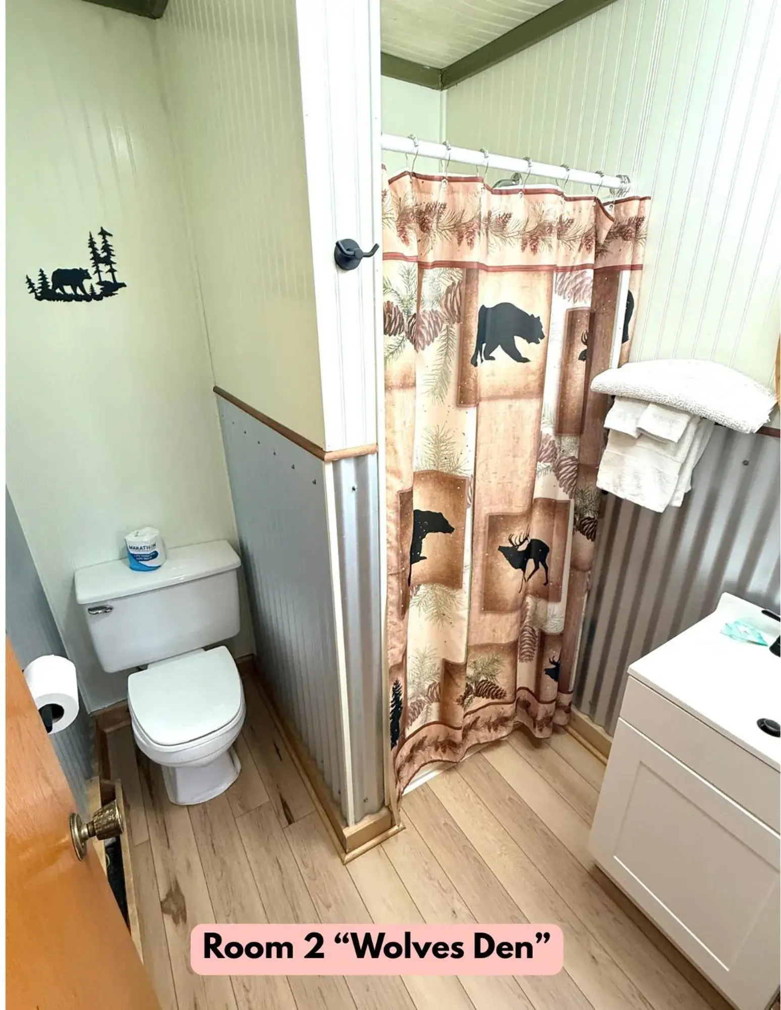 Double Room with Lake View in Lake Louise Lodge, Alaska Double Room with Lake View in Lake Louise Lodge, Alaska