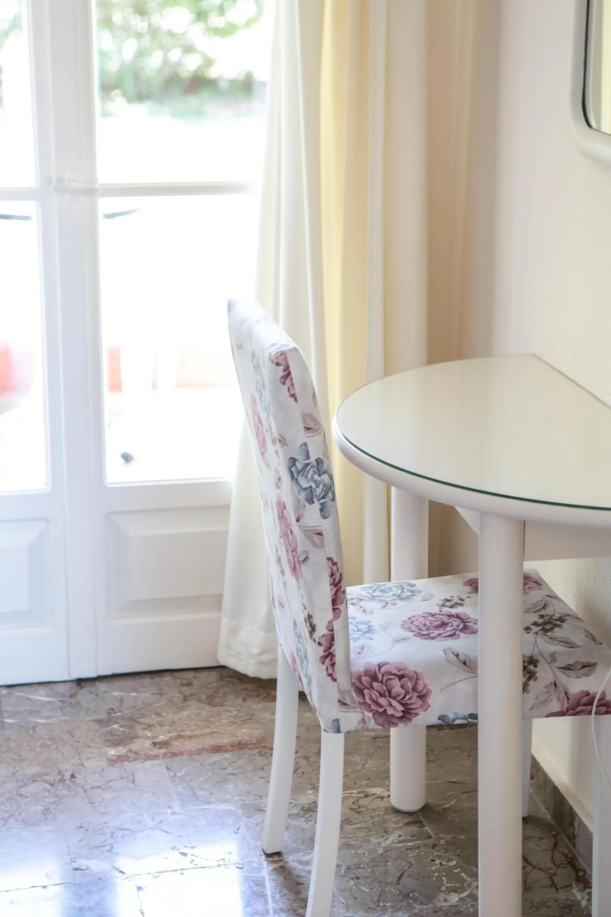 Photo of the whole room in Dendrolivano