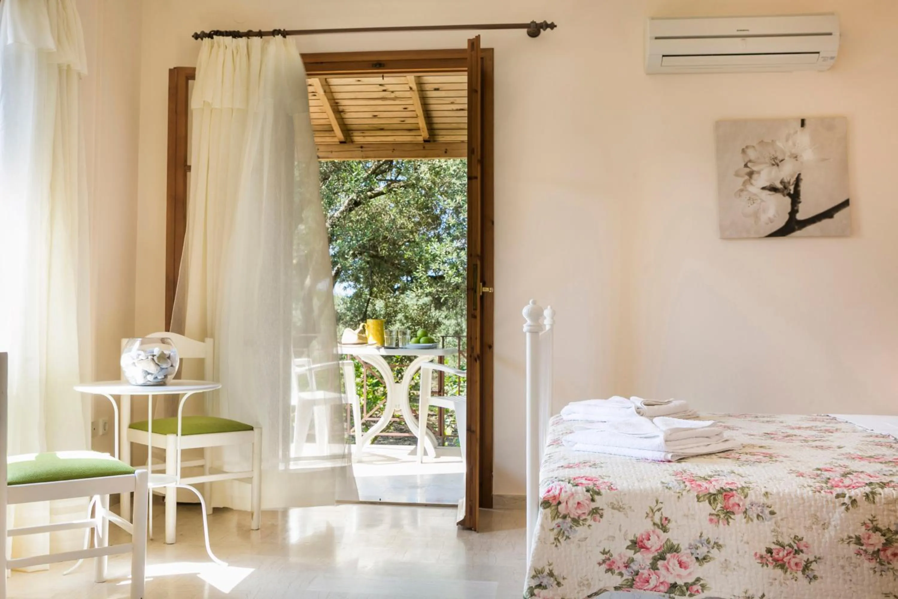 Bedroom, Bed in Dendrolivano