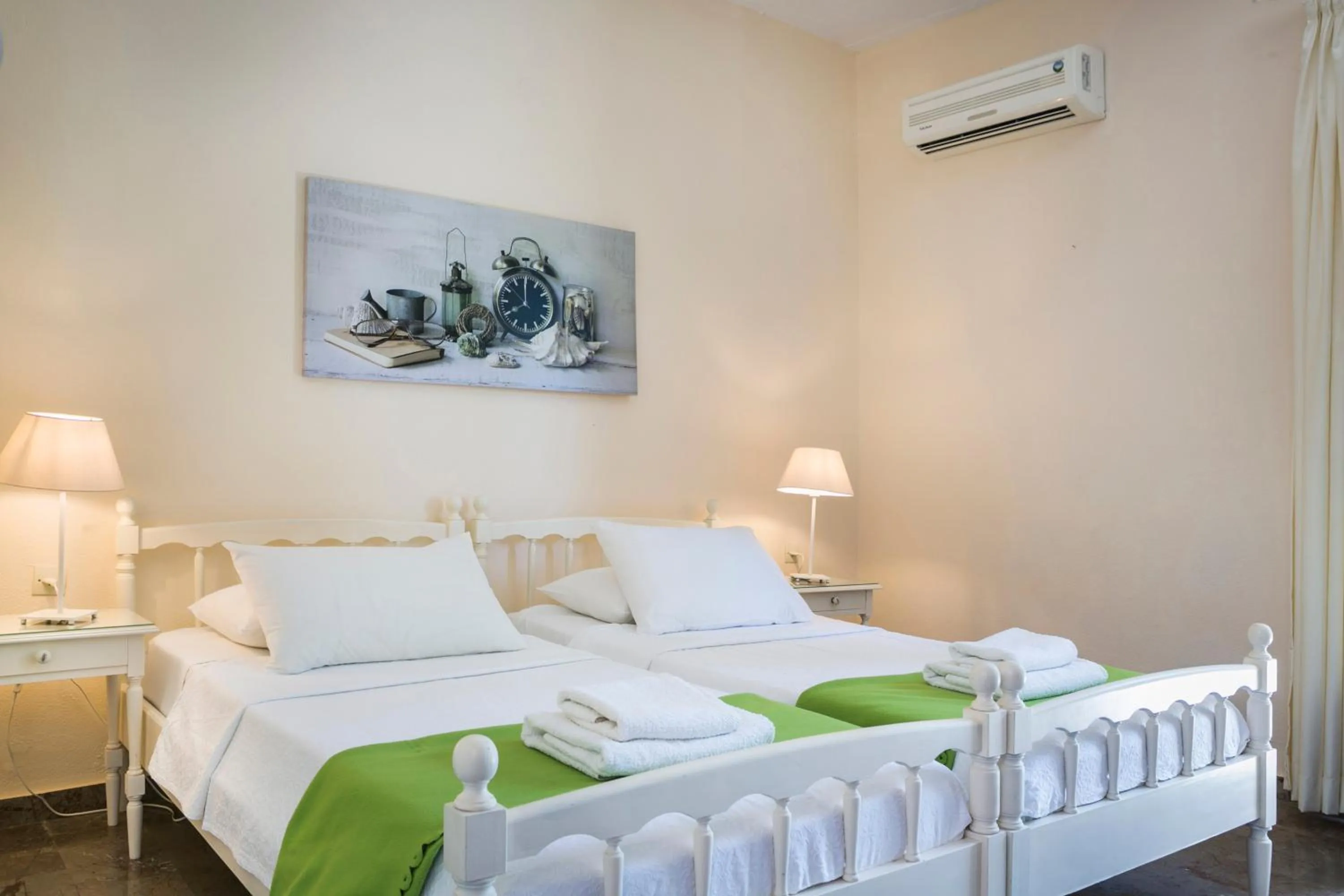 Bedroom, Bed in Dendrolivano