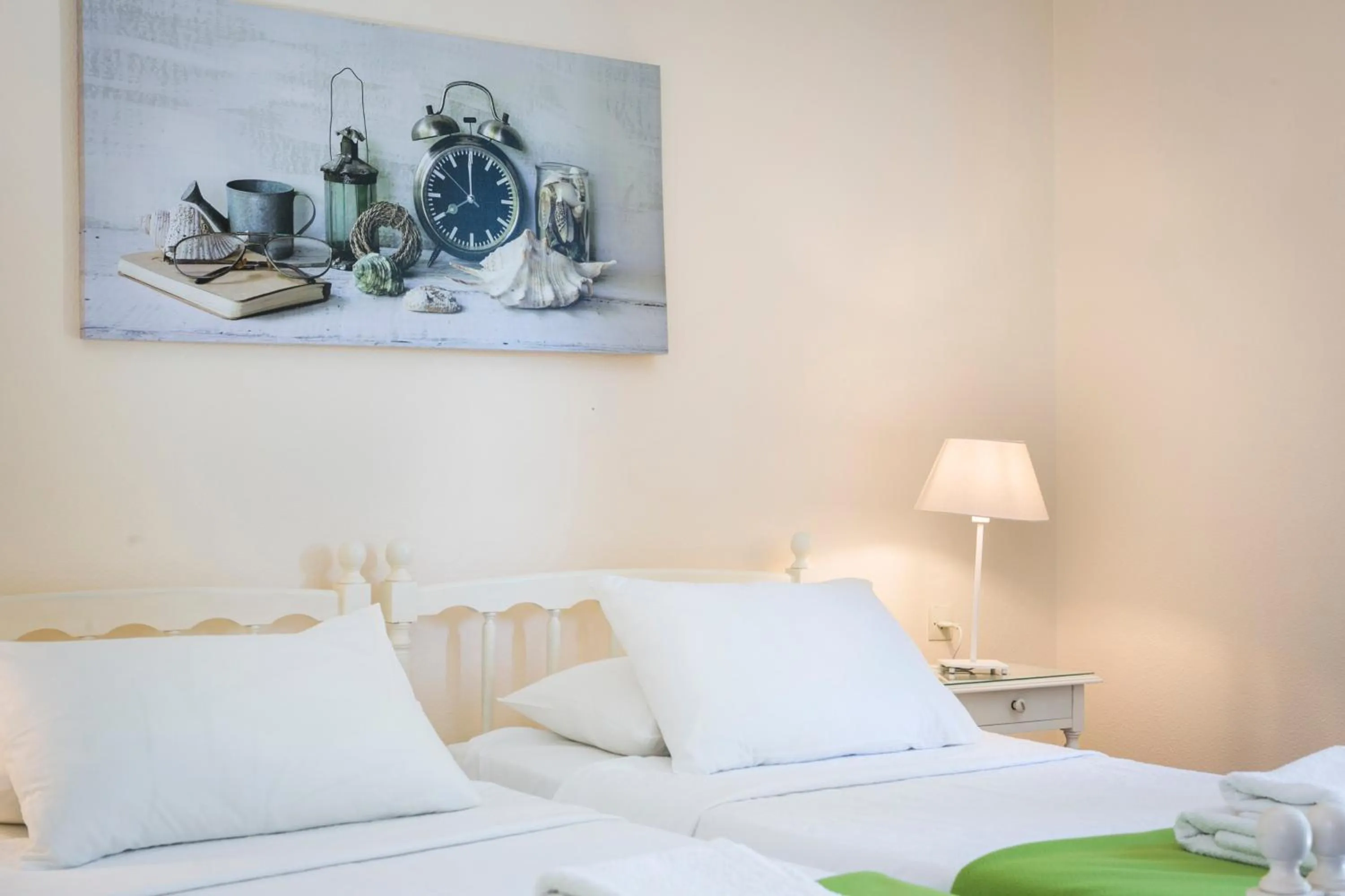 Bedroom, Bed in Dendrolivano