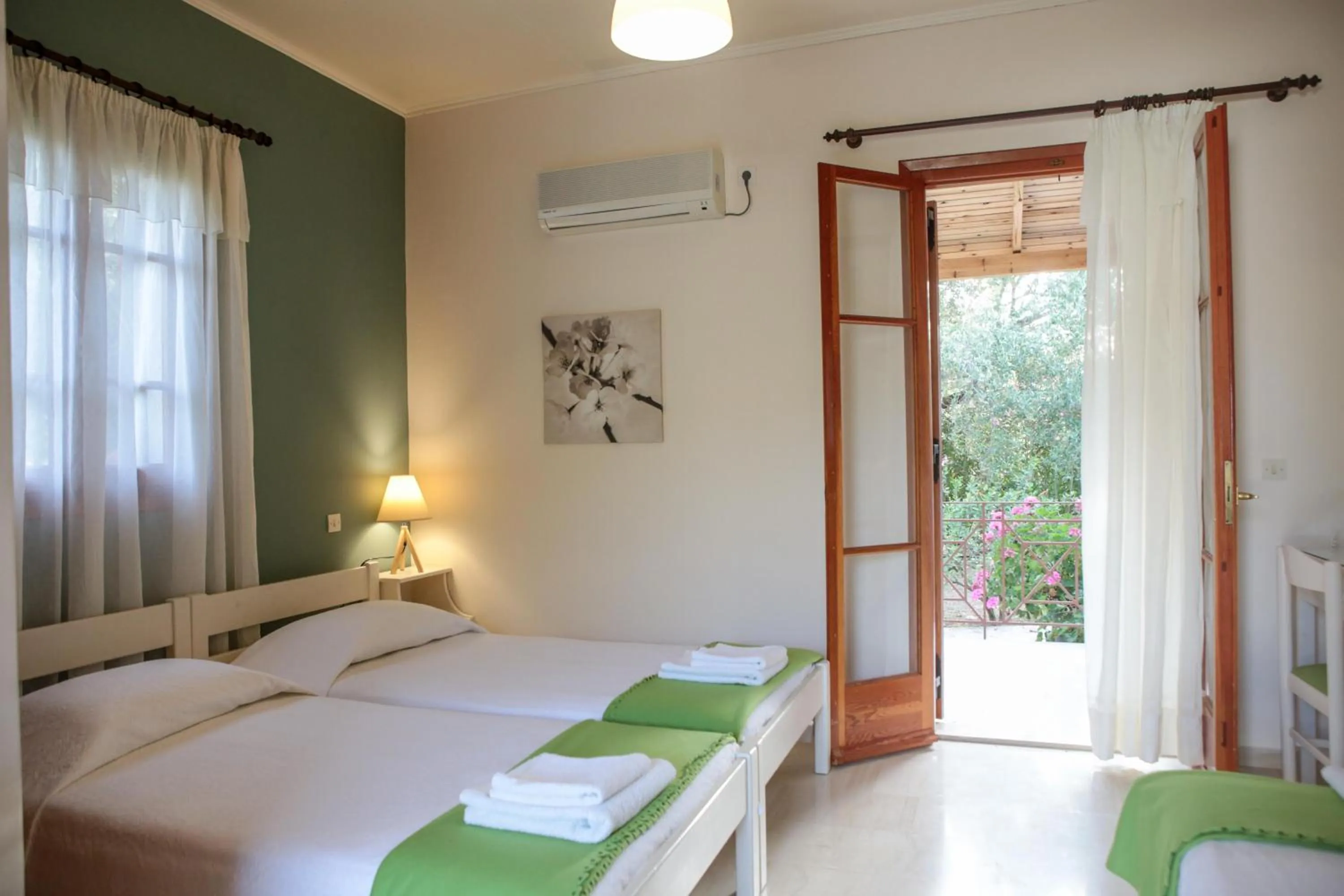 Photo of the whole room, Bed in Dendrolivano