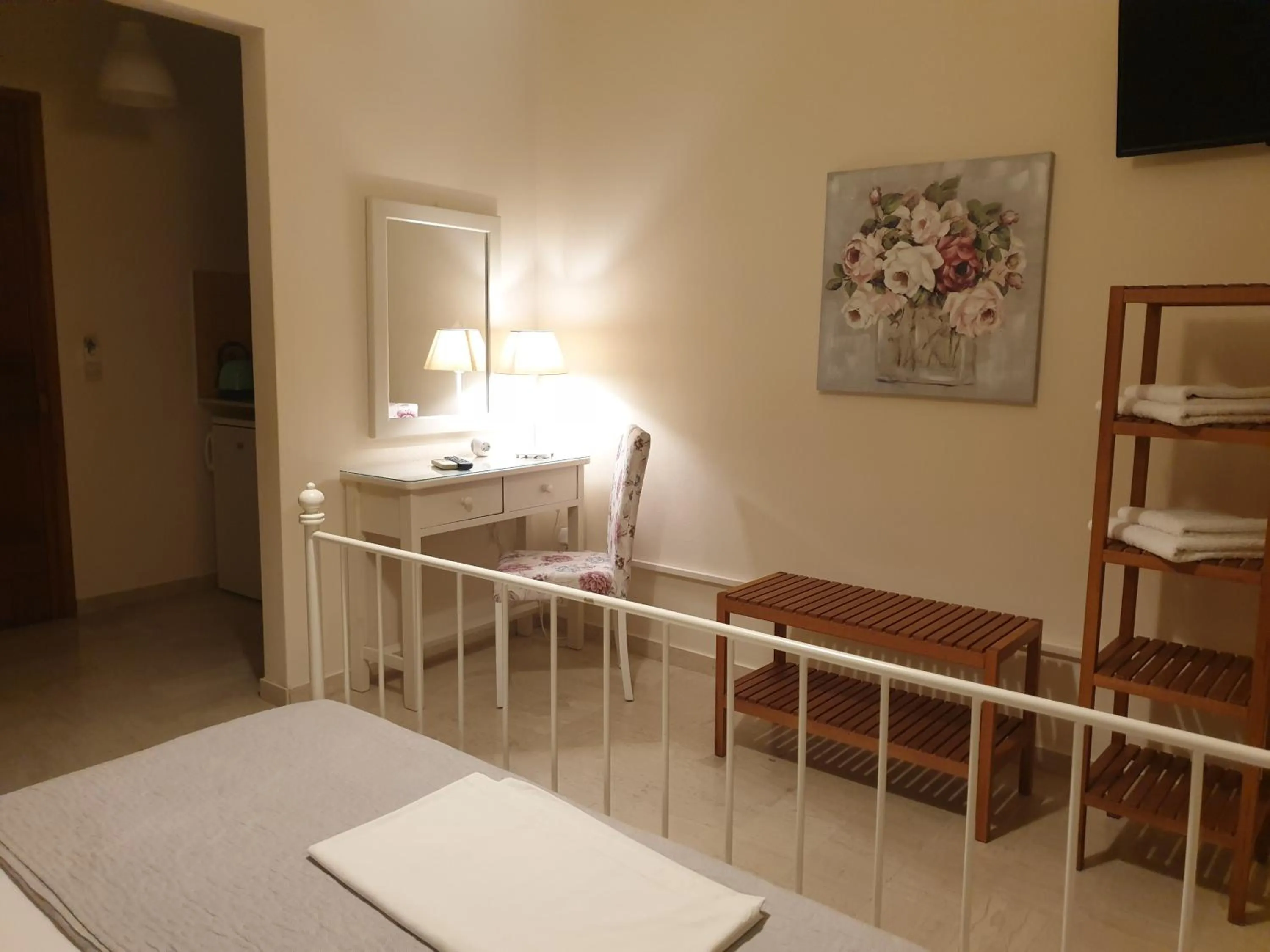 Photo of the whole room, Bed in Dendrolivano