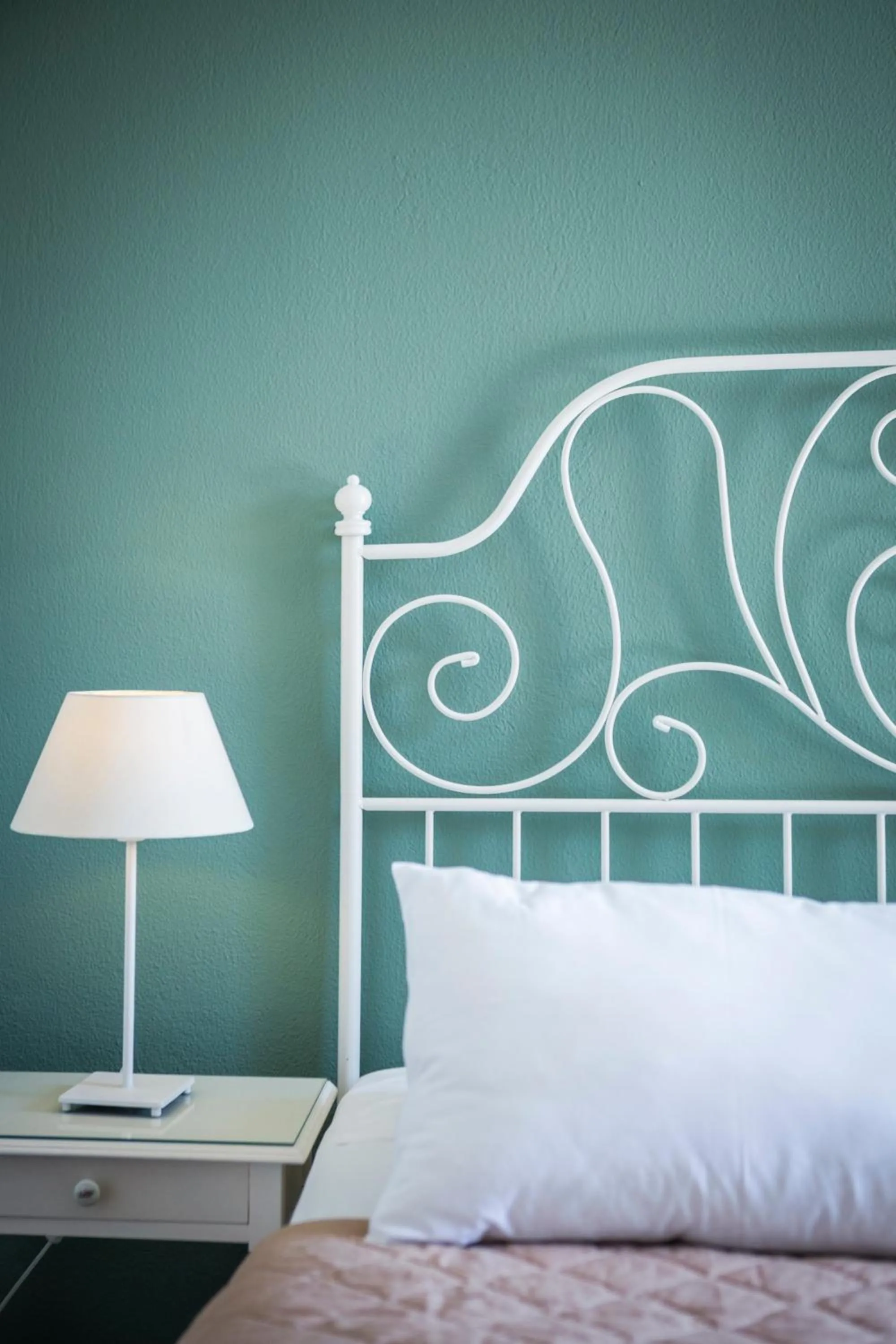 Bedroom, Bed in Dendrolivano