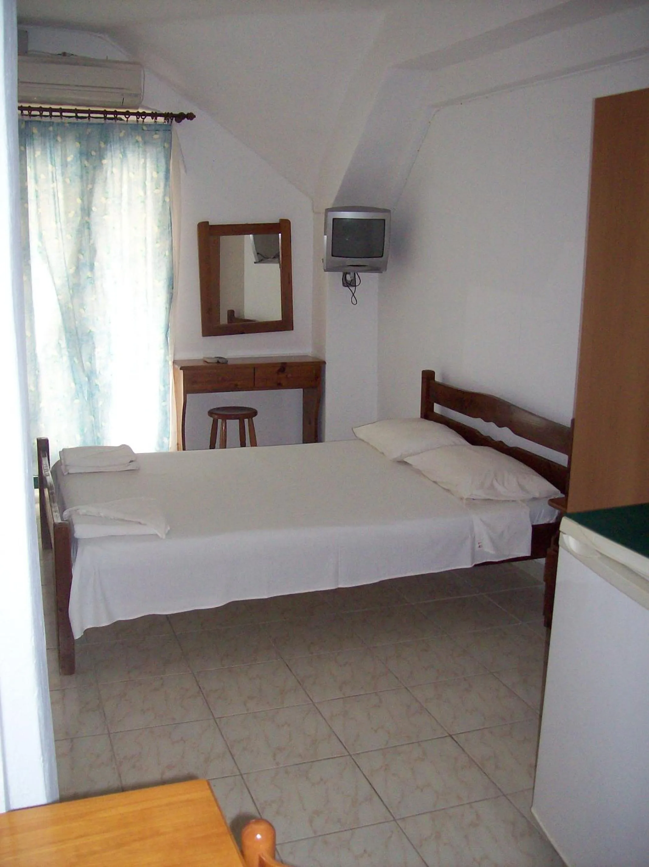 Photo of the whole room, Bed in Petros Studios