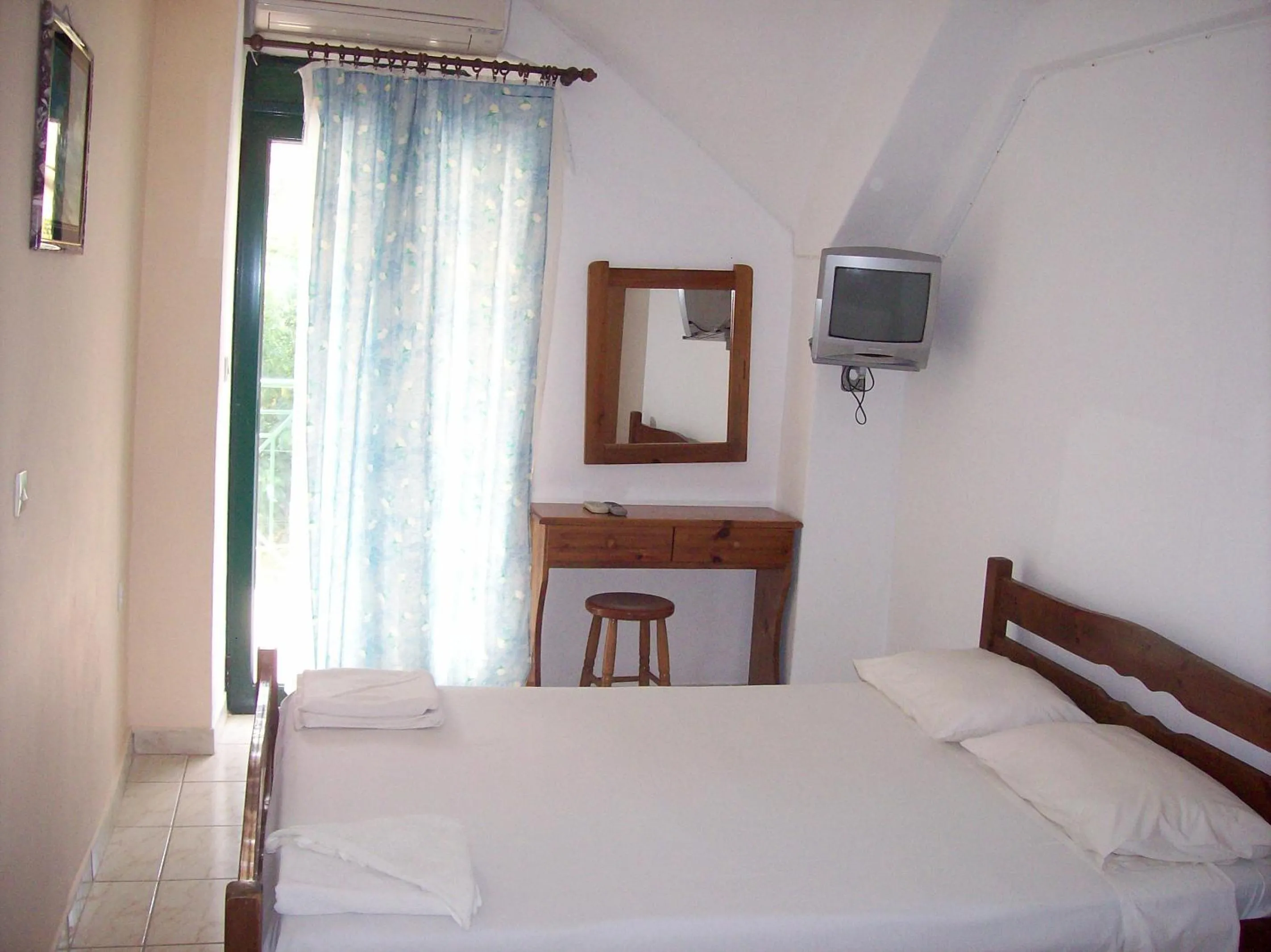 Photo of the whole room, Bed in Petros Studios