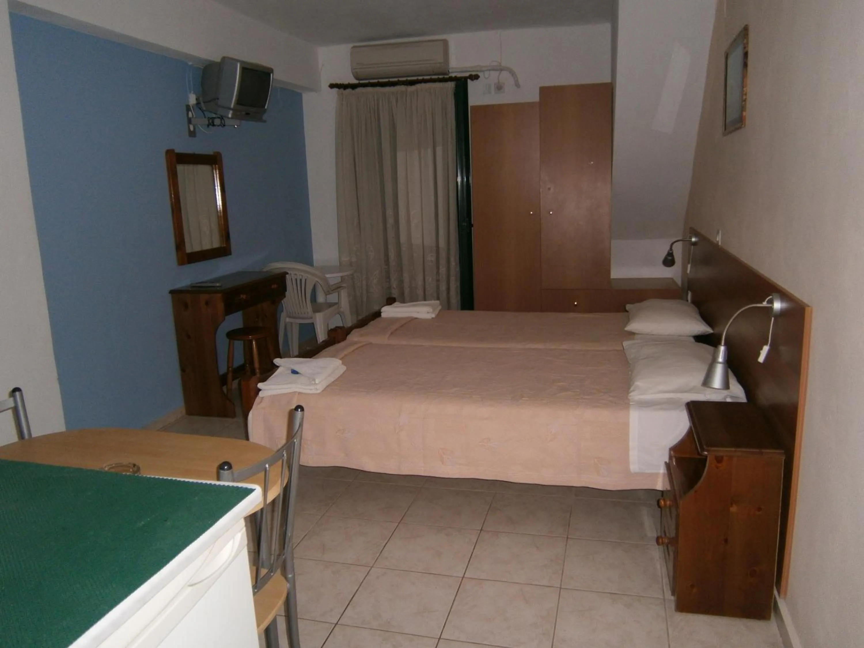 Photo of the whole room, Bed in Petros Studios