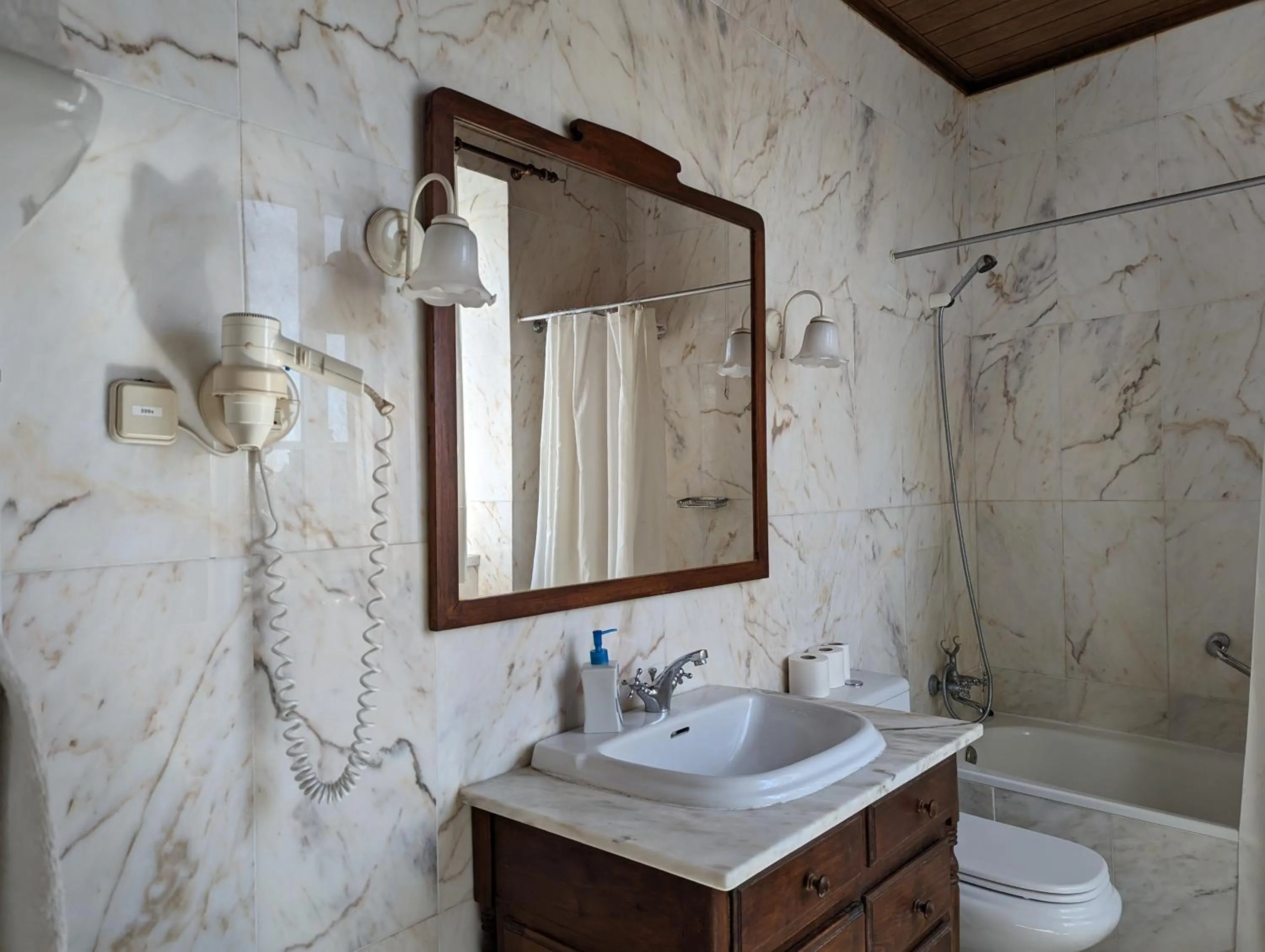 Shower in Hotel Solar de Monfalim