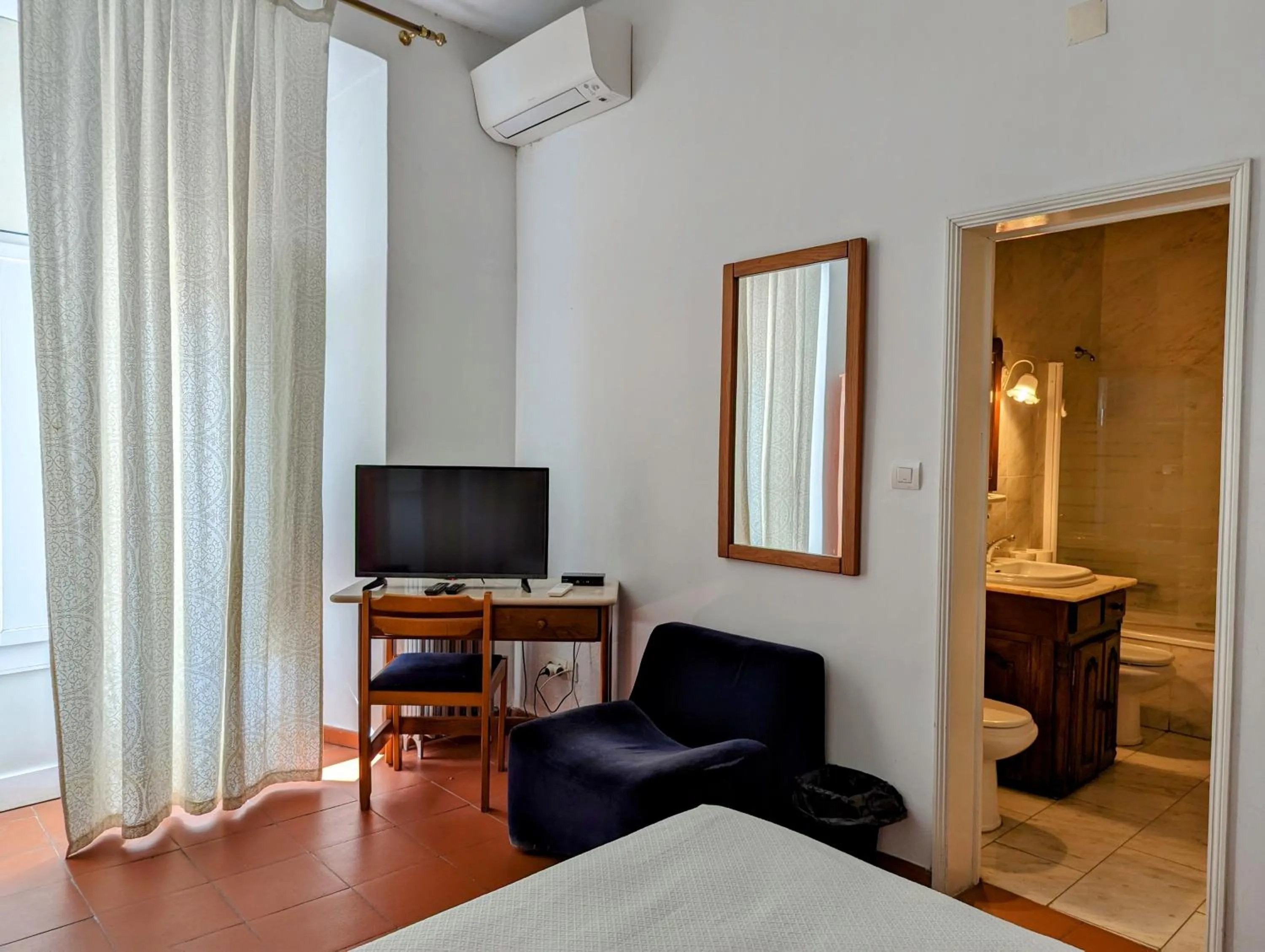 Bathroom, Bed in Hotel Solar de Monfalim