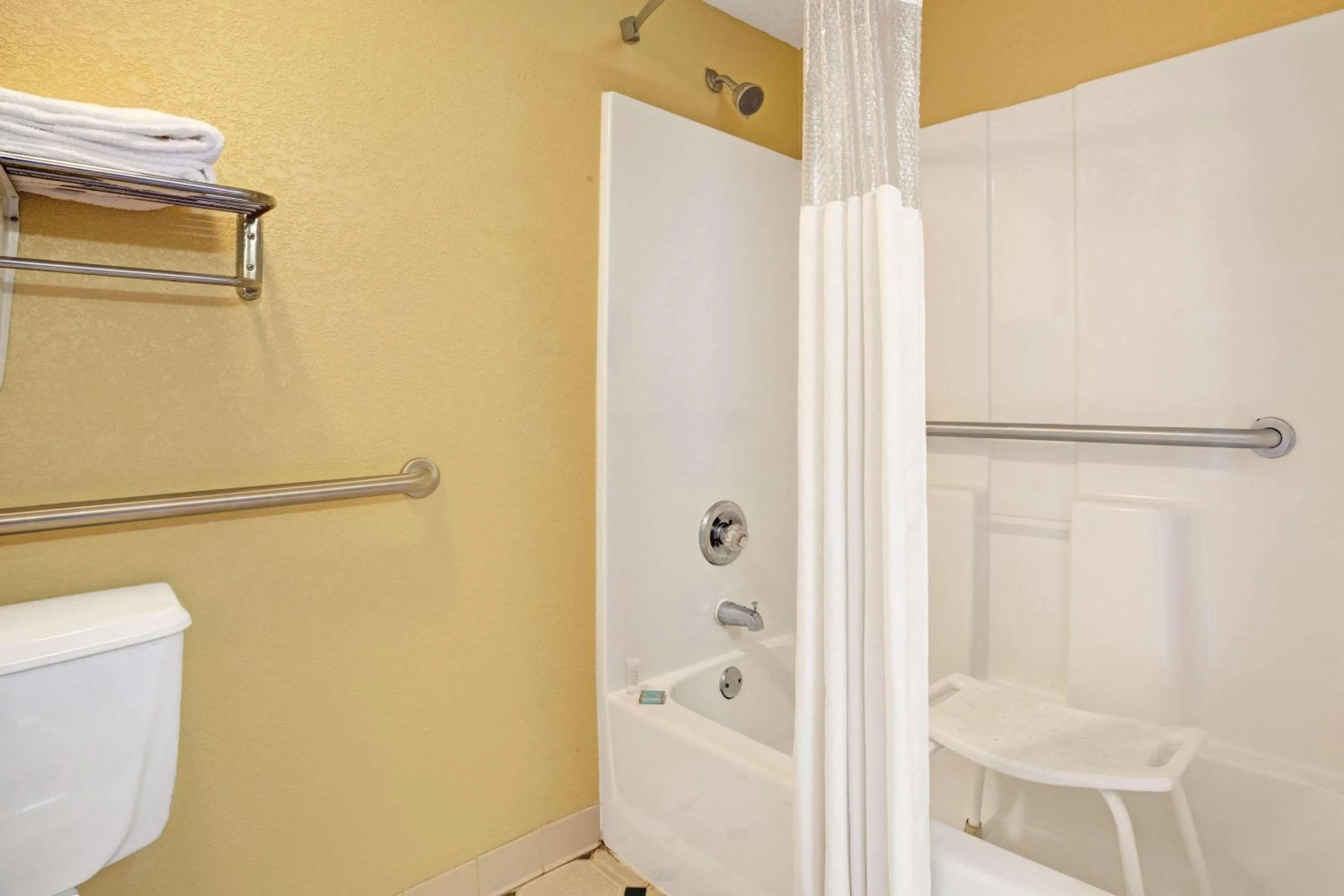 Bathroom in Travelodge by Wyndham Forest Park Atlanta South