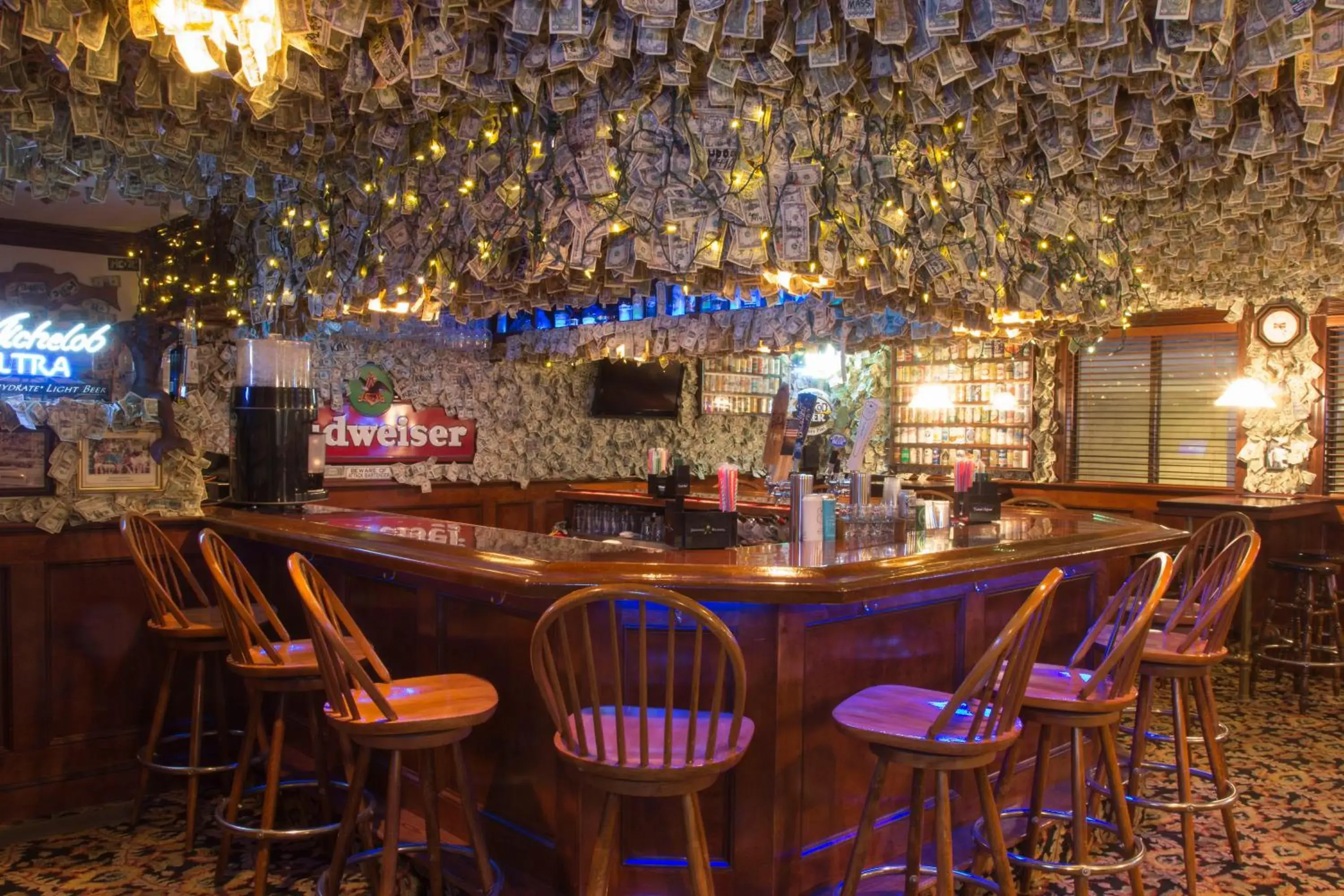 Lounge or bar in Bayside Resort Hotel Lounge or bar in Bayside Resort Hotel