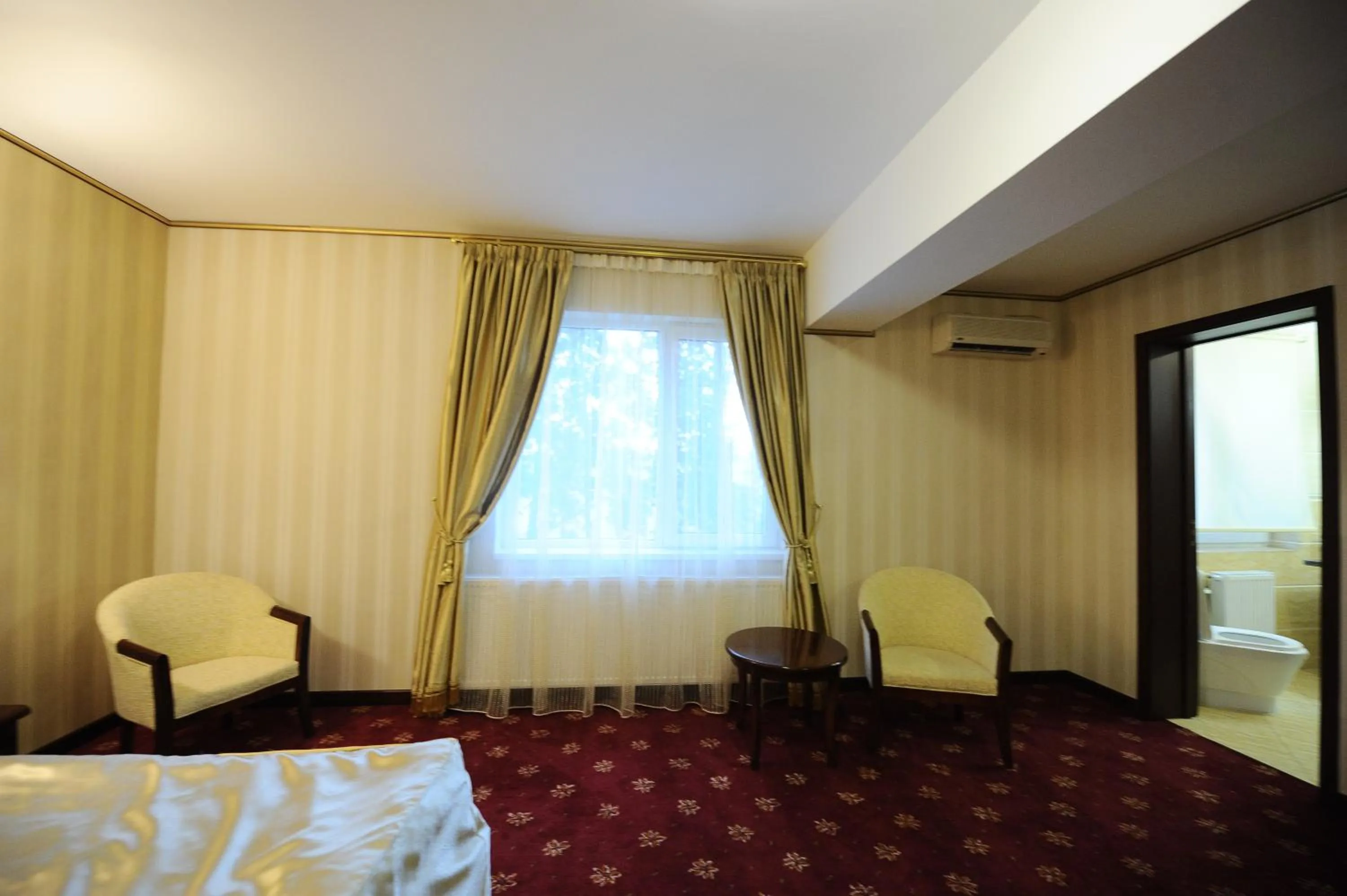 Photo of the whole room in Hotel Mondial - Baia