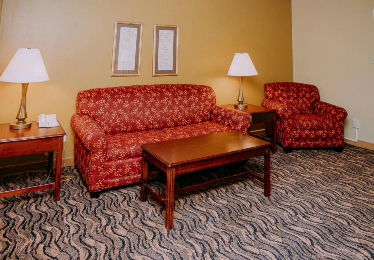 Seating area in MCM Elegante Hotel & Suites Lubbock
