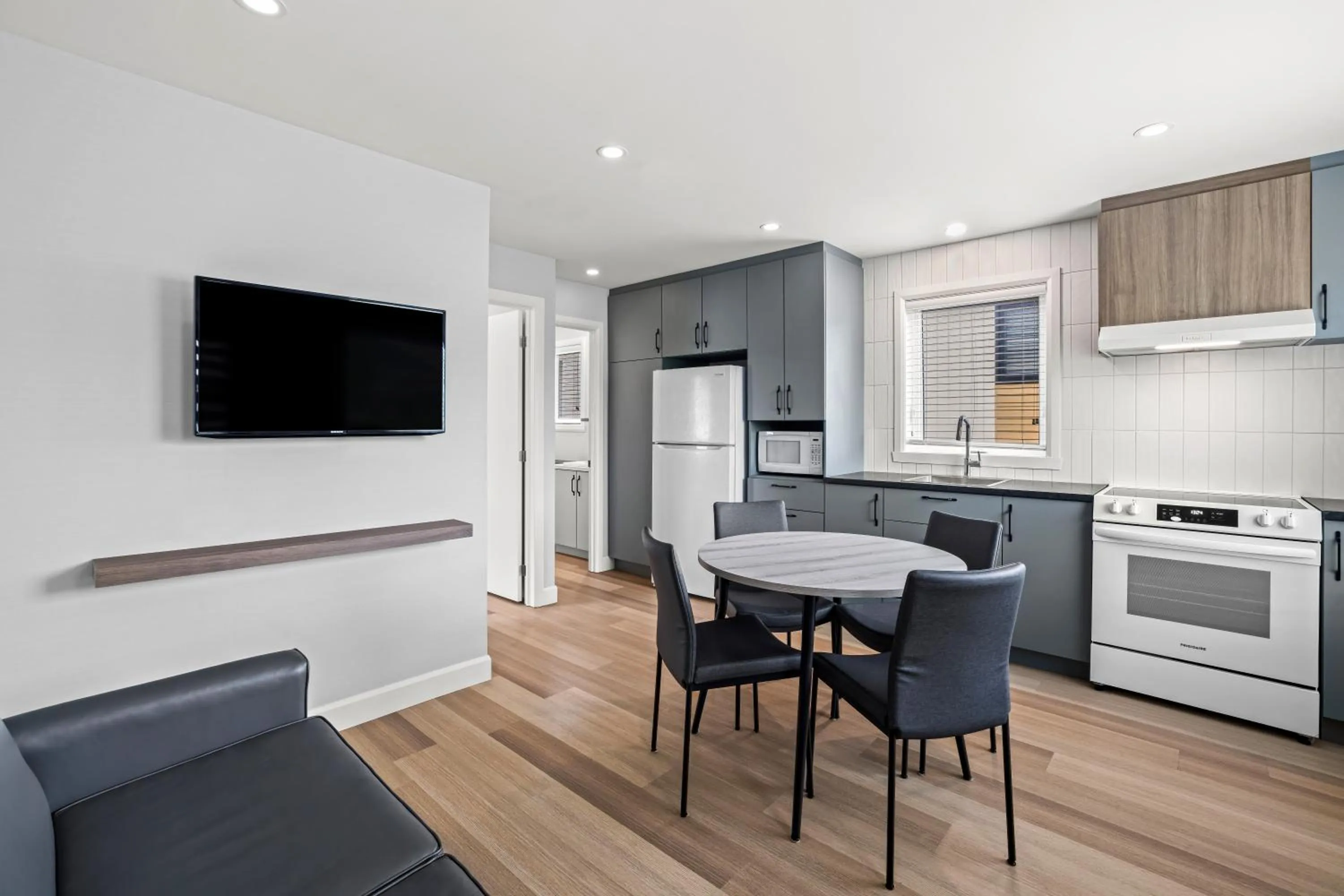 TV and multimedia in Days Inn by Wyndham Riviere-Du-Loup