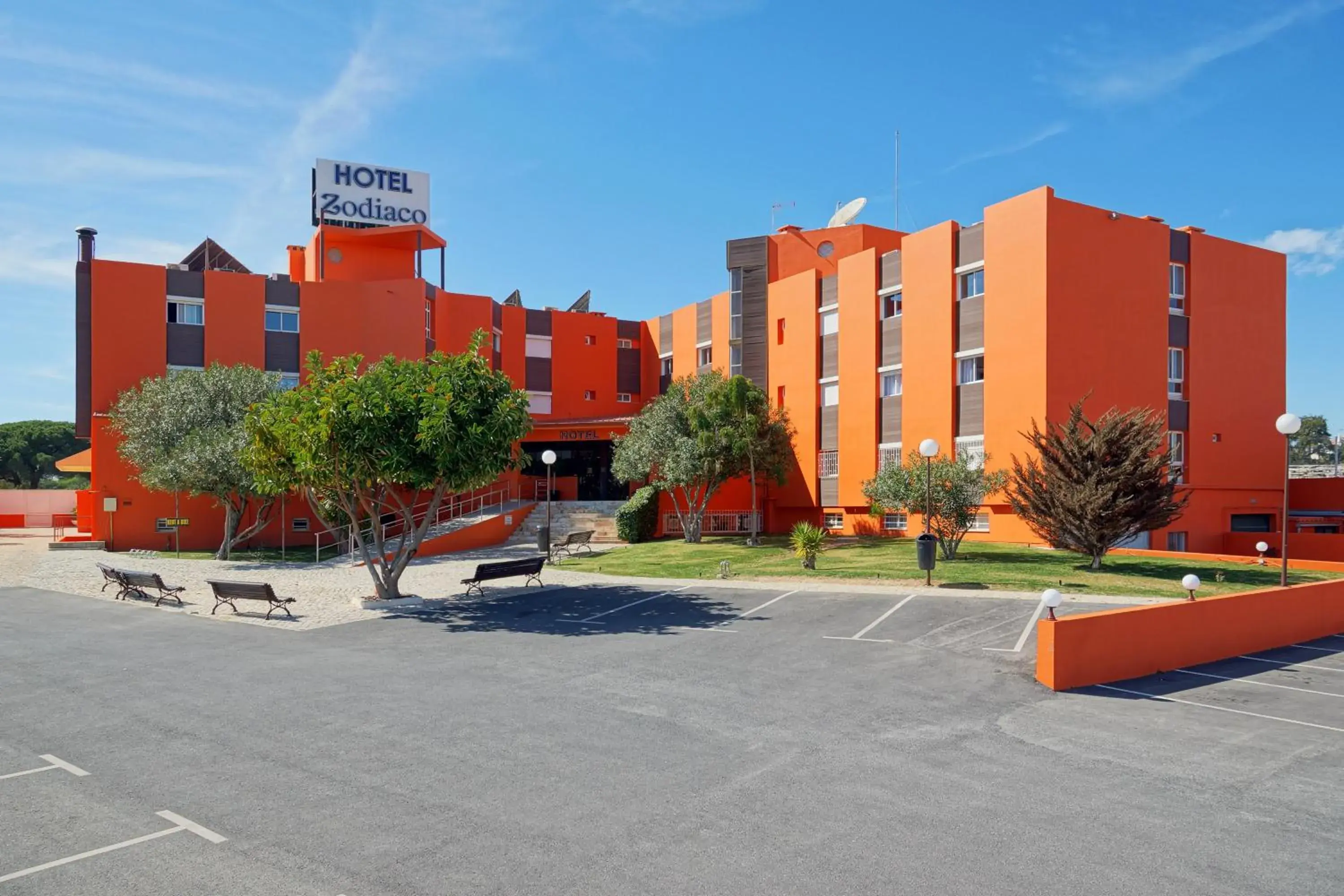 Facade/entrance in Zodiaco Facade/entrance in Zodiaco