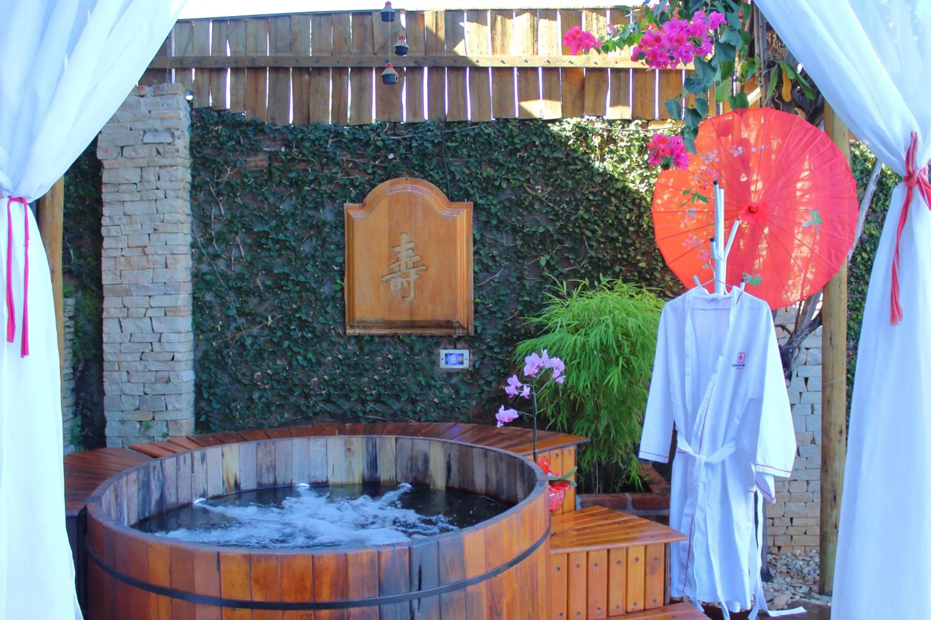 Hot Tub in Pousada Ikabana