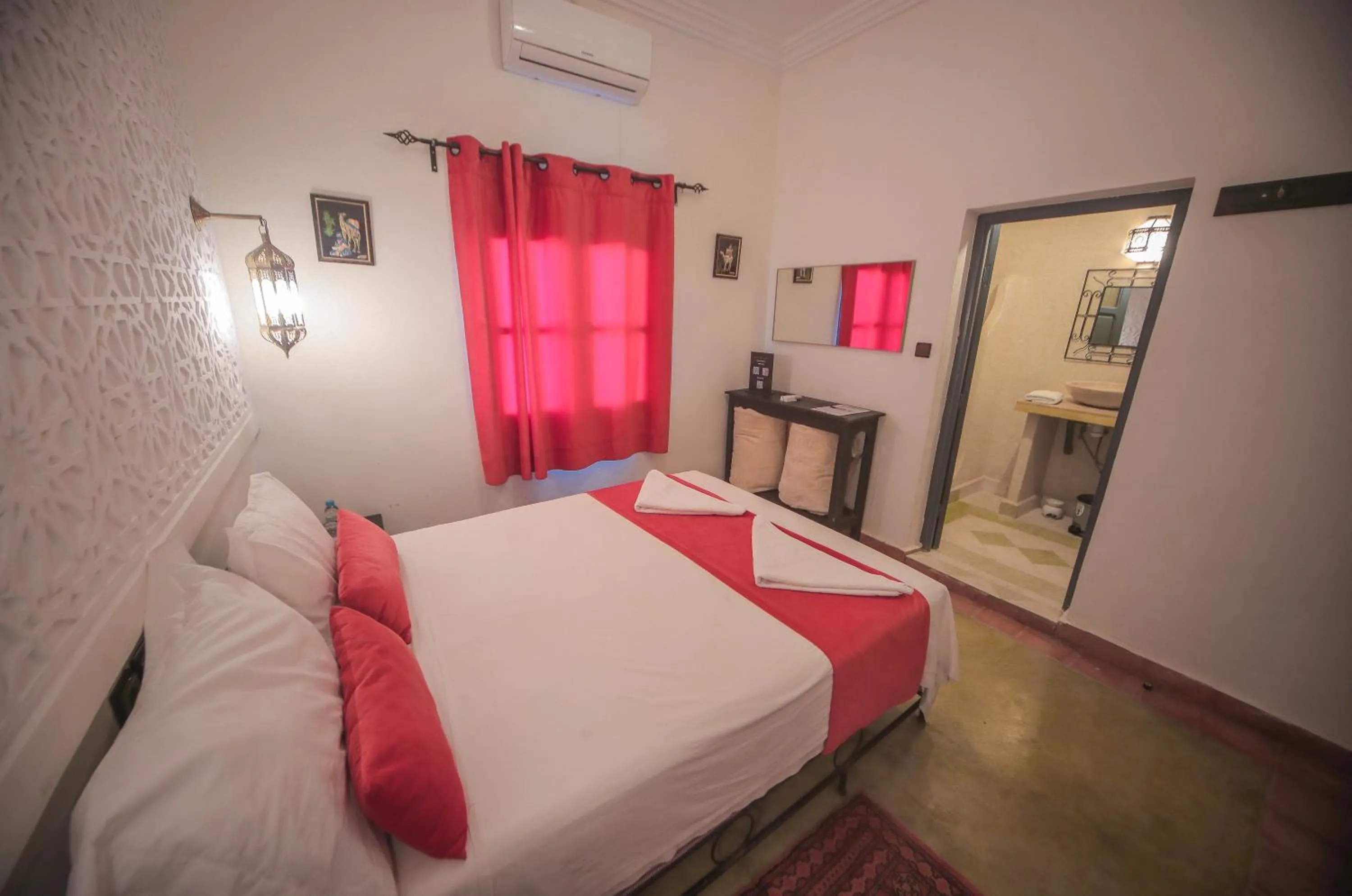 Hotel Kasbah Ennakhile - Authentic Stay in Nkob