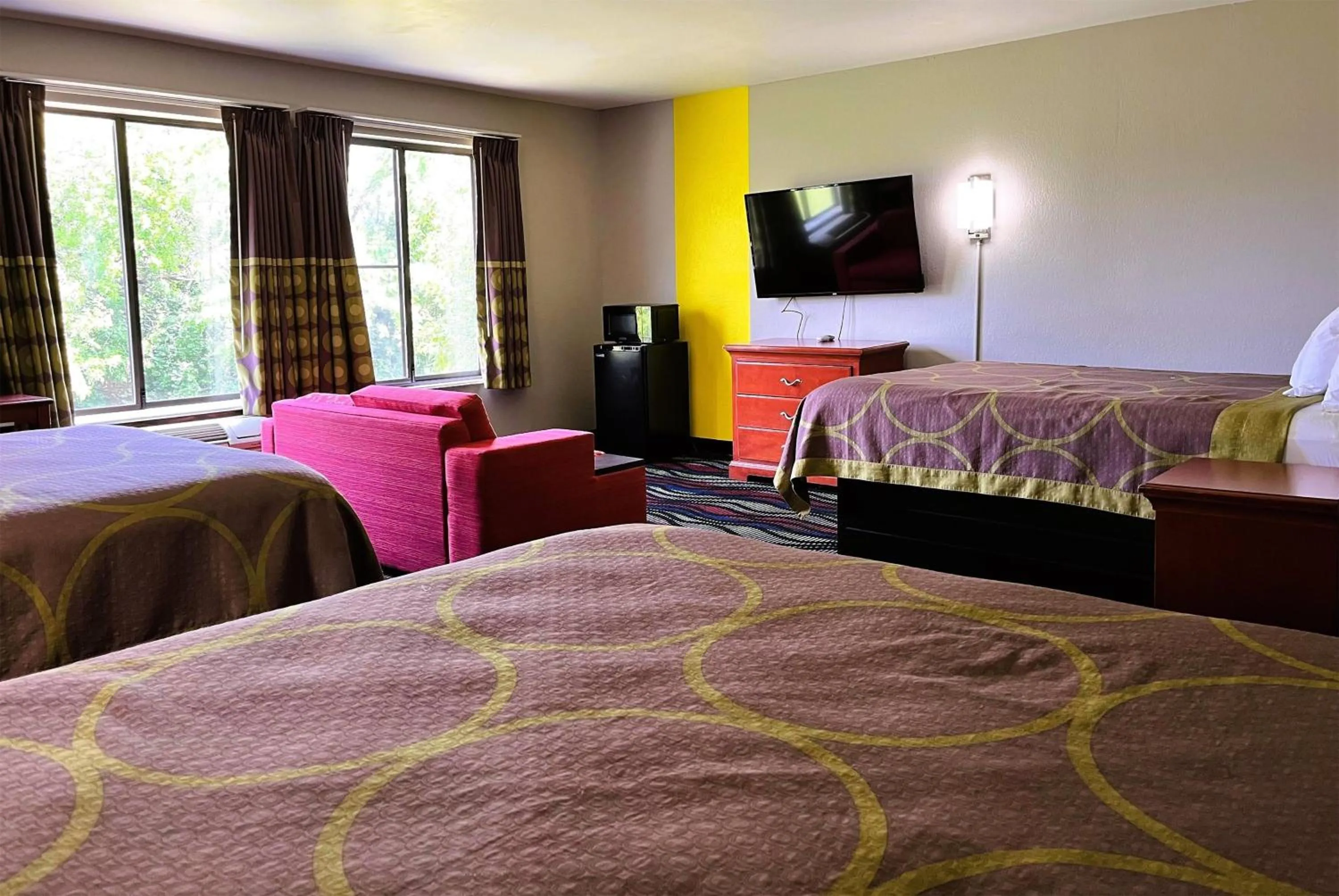 Photo of the whole room, Bed in Super 8 by Wyndham Vincennes