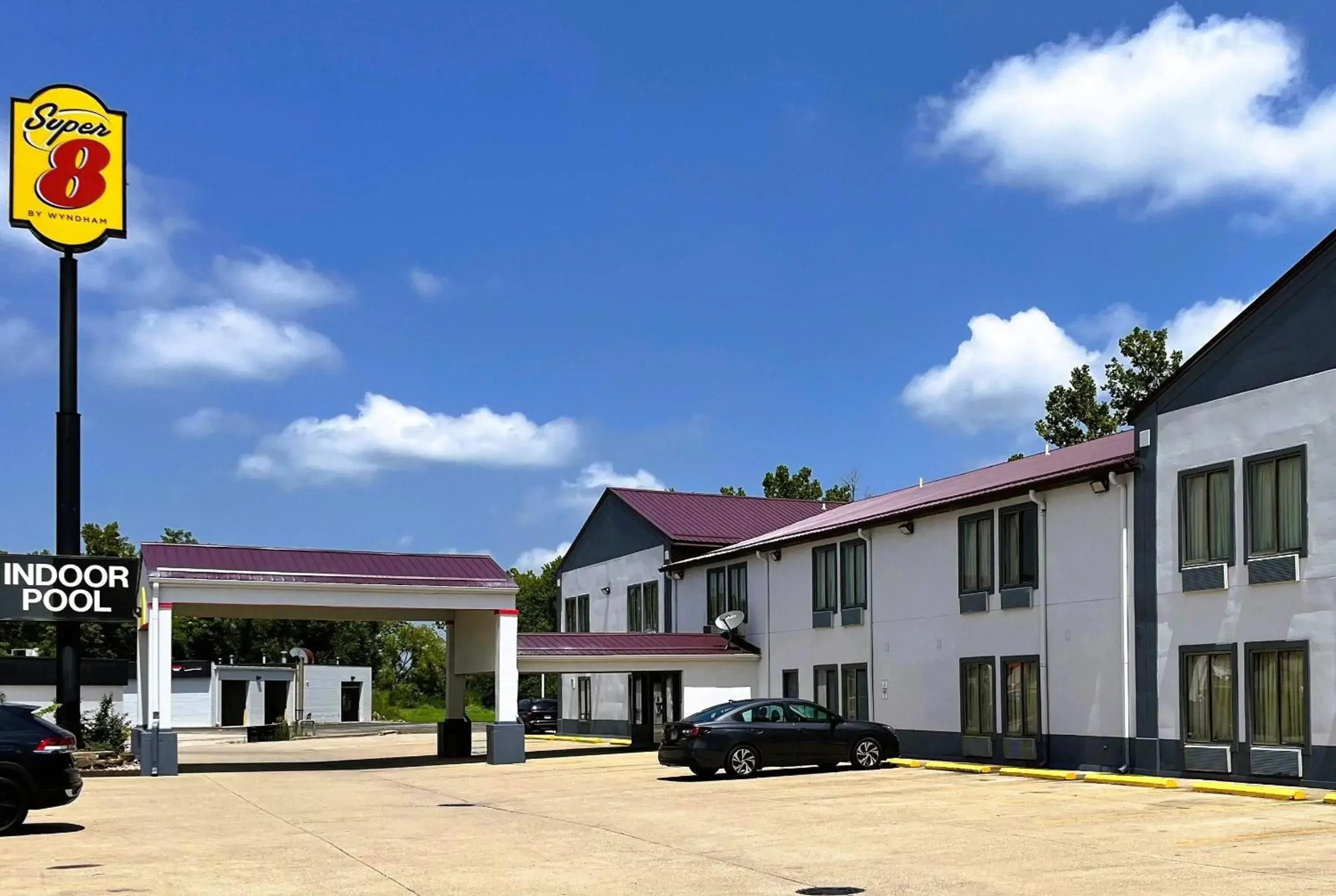 Property building in Super 8 by Wyndham Vincennes Property building in Super 8 by Wyndham Vincennes