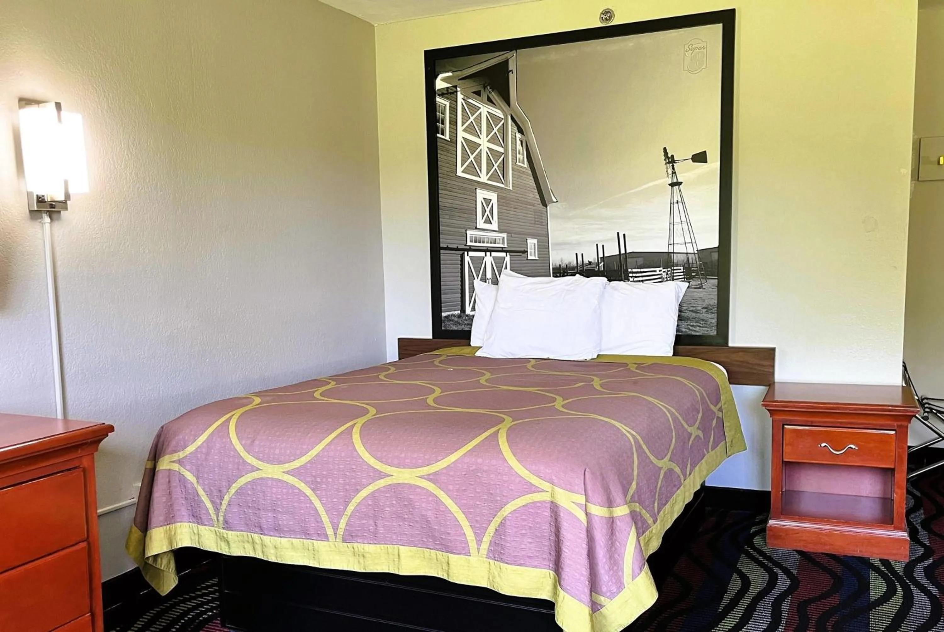 Photo of the whole room, Bed in Super 8 by Wyndham Vincennes