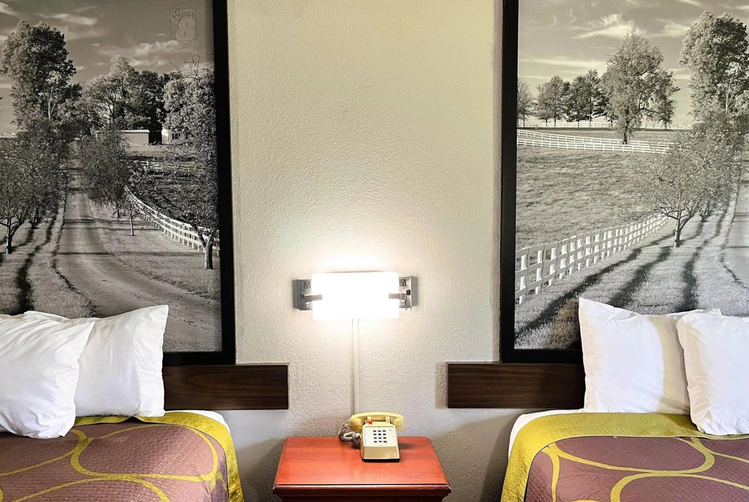 Photo of the whole room, Bed in Super 8 by Wyndham Vincennes