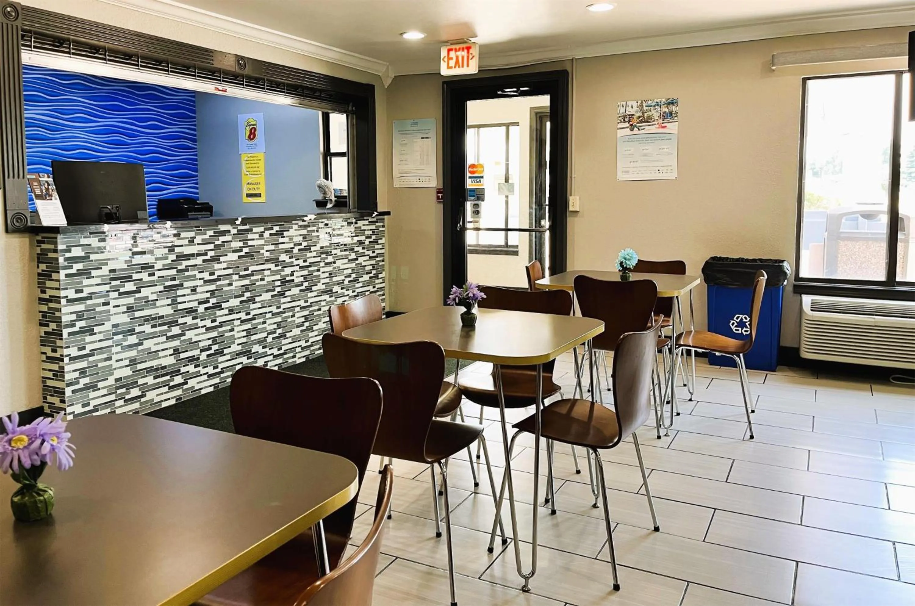 Lobby or reception in Super 8 by Wyndham Vincennes