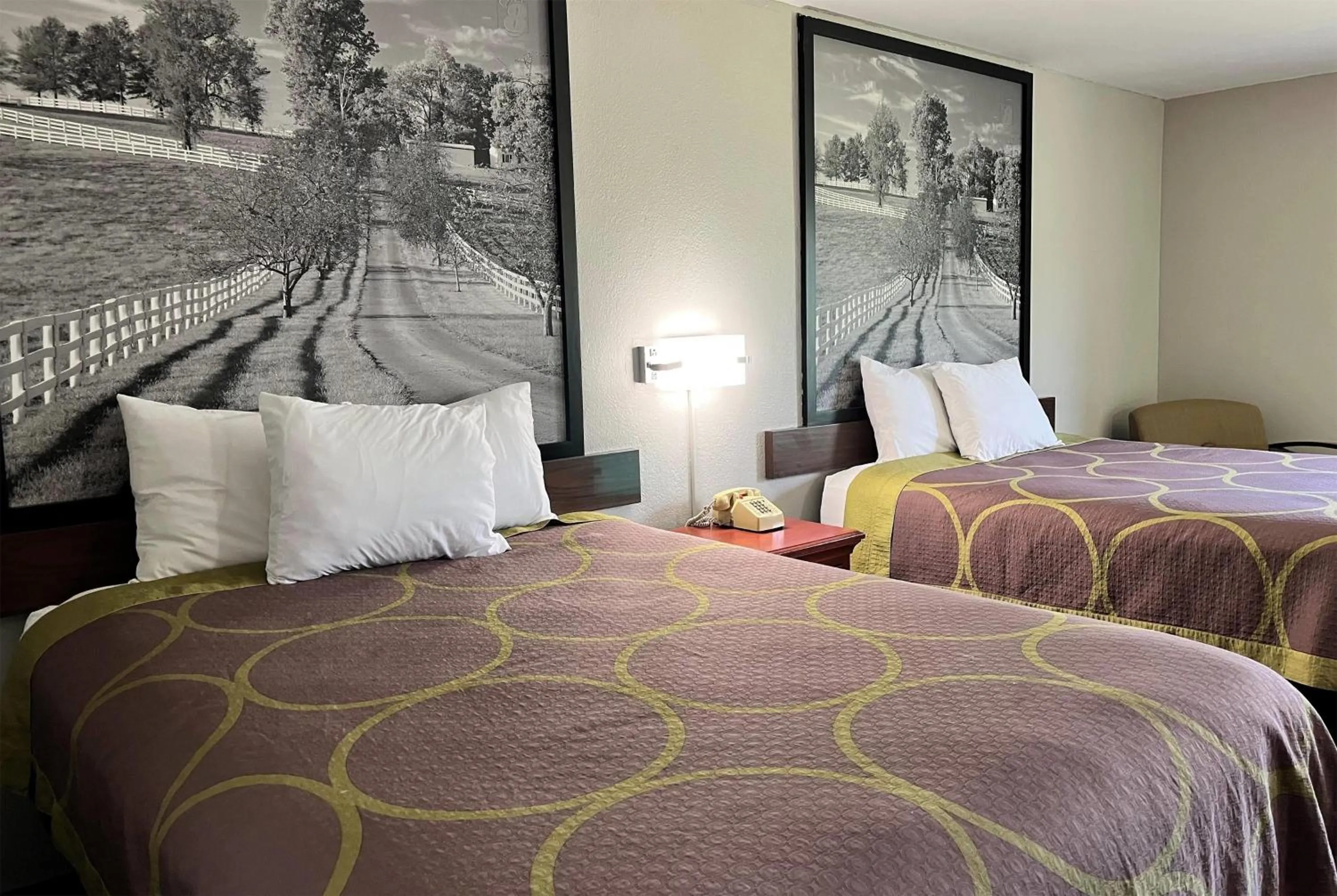 Photo of the whole room, Bed in Super 8 by Wyndham Vincennes