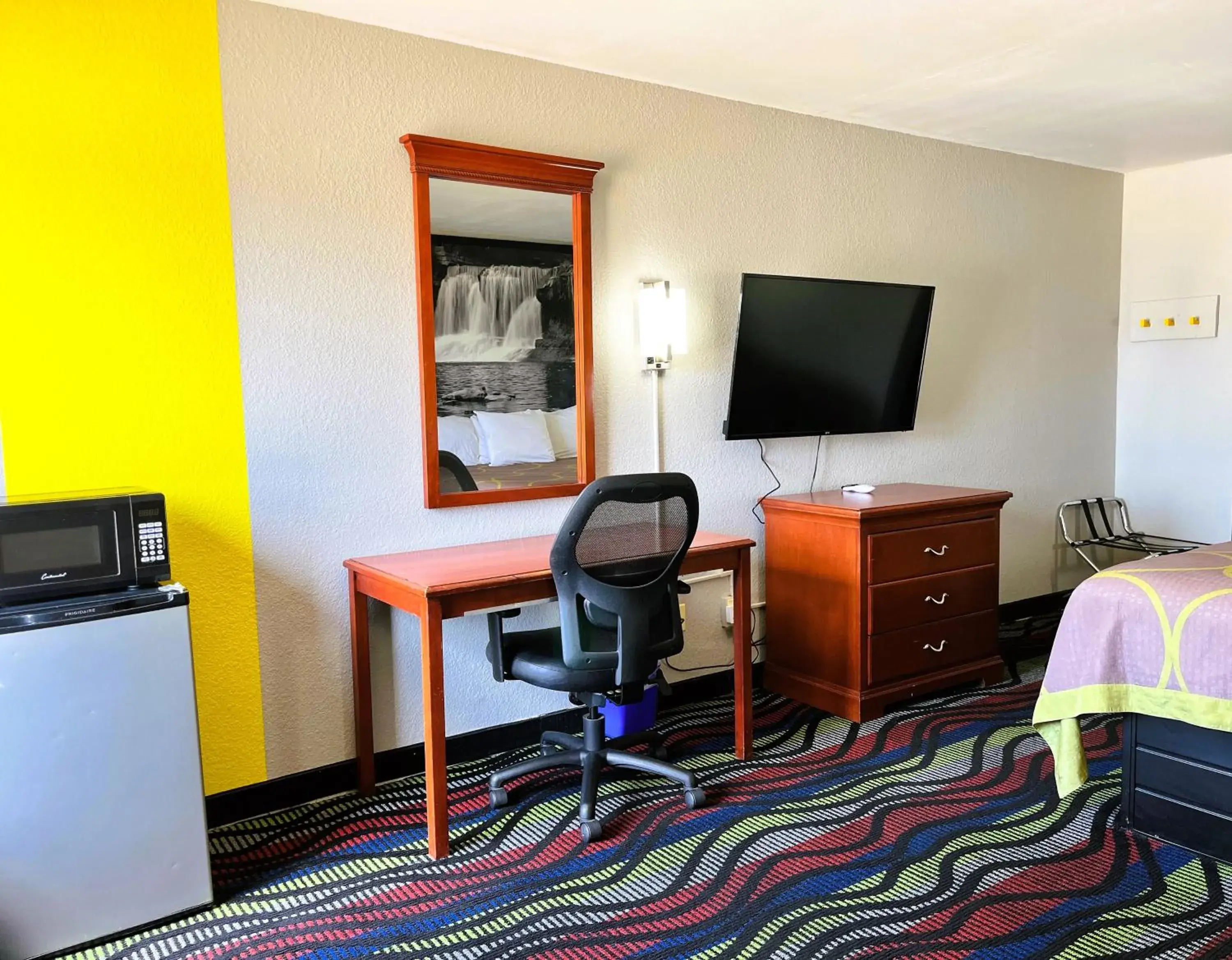 King Room - Non-Smoking in Super 8 by Wyndham Vincennes King Room - Non-Smoking in Super 8 by Wyndham Vincennes