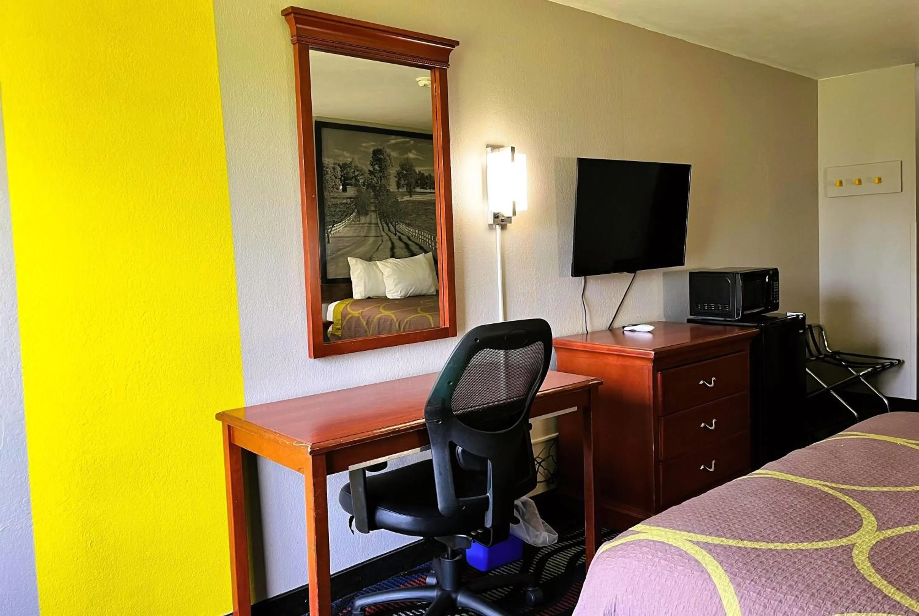 Photo of the whole room, Bed in Super 8 by Wyndham Vincennes