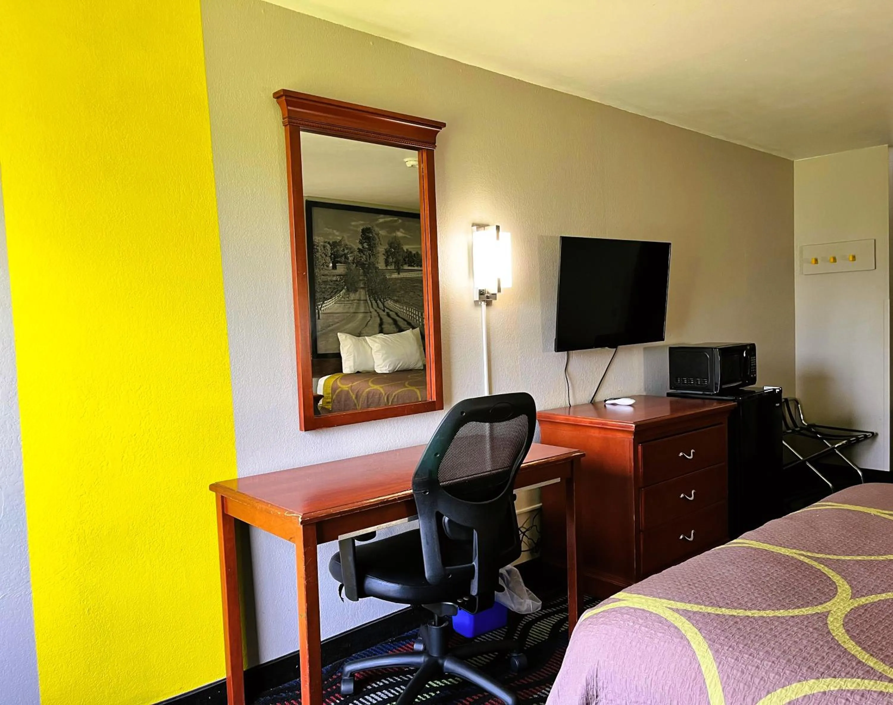 Bedroom, Bed in Super 8 by Wyndham Vincennes