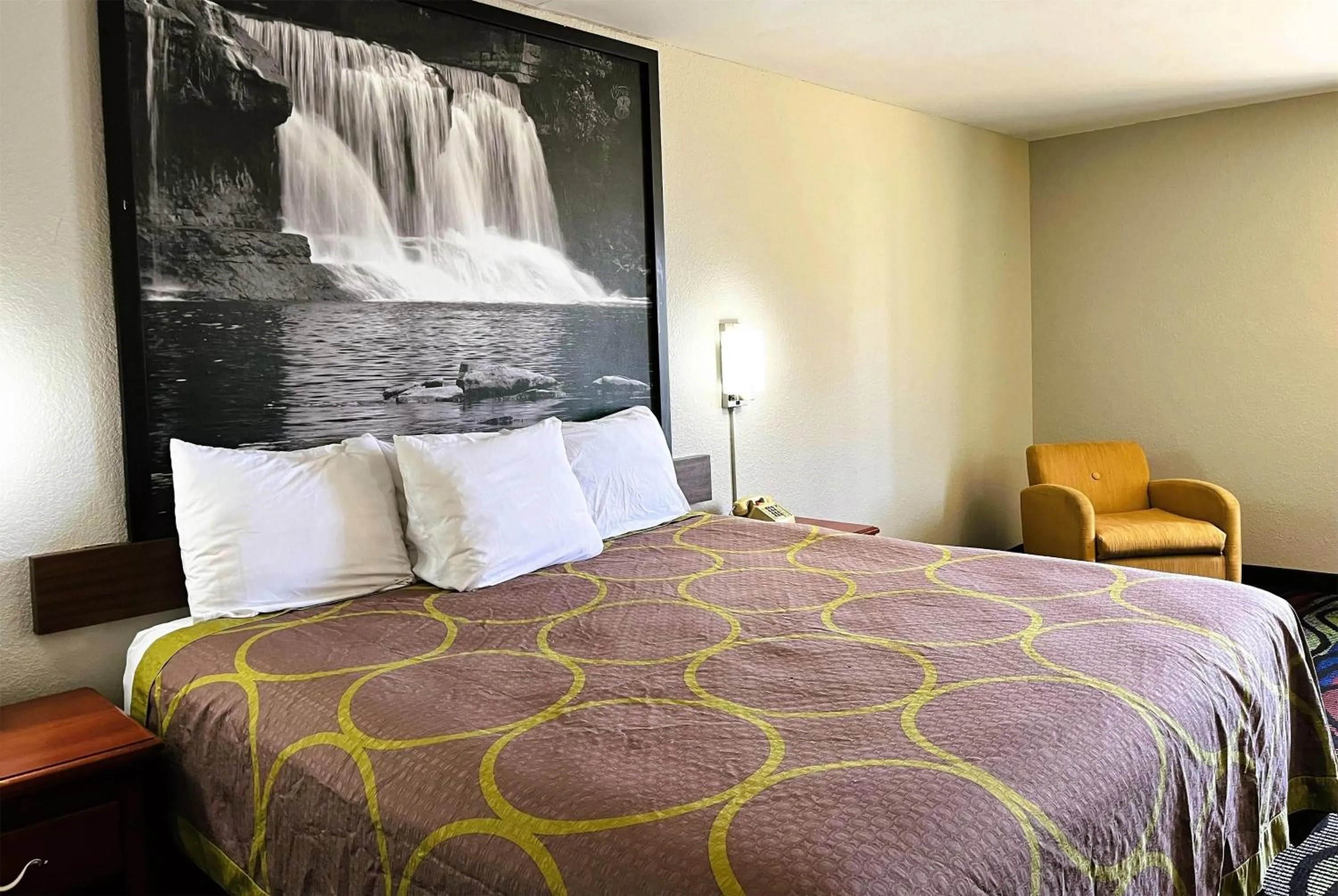 Photo of the whole room, Bed in Super 8 by Wyndham Vincennes