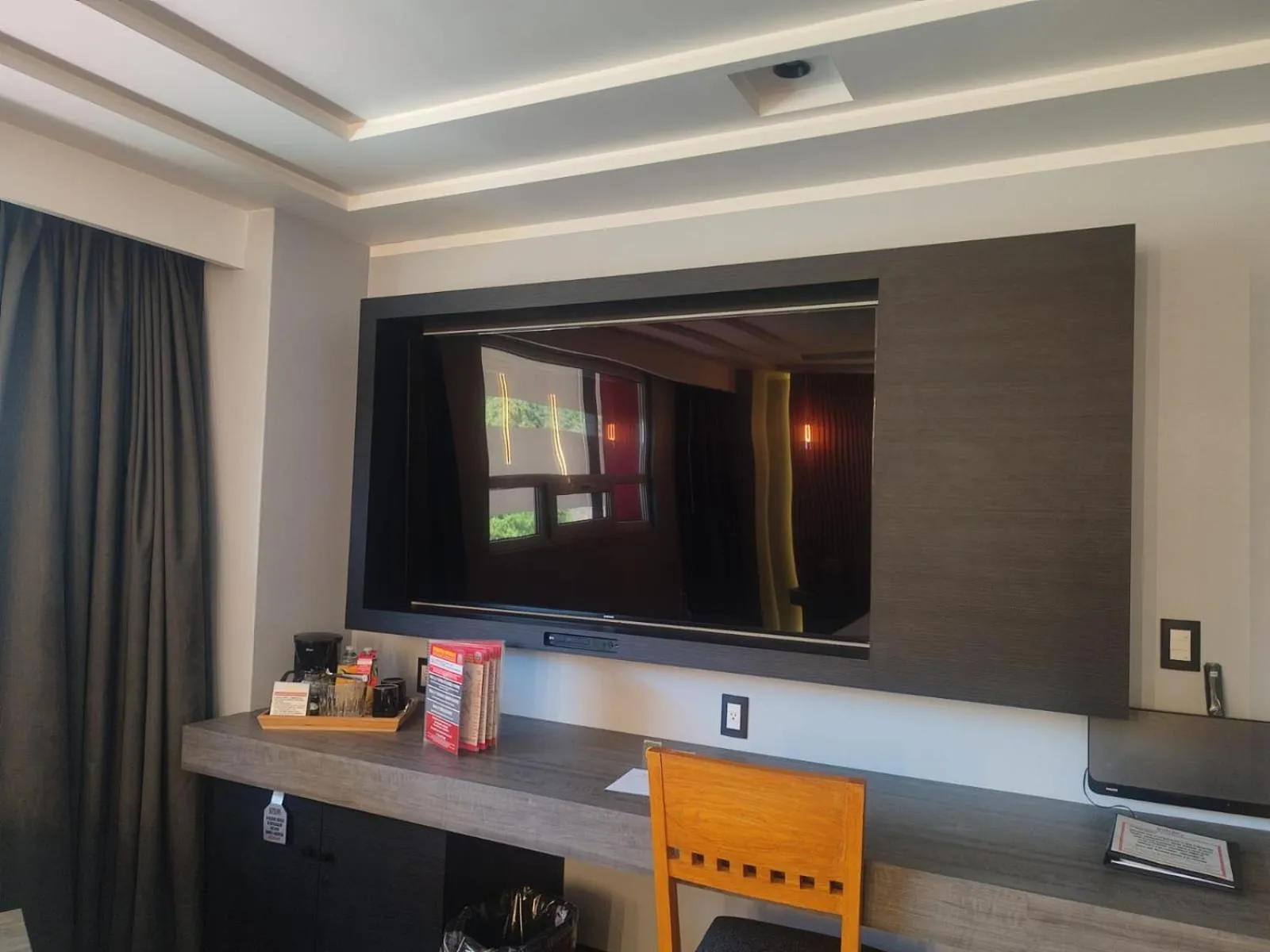 TV and multimedia in Suites Inn la Muralla Hotel & Spa