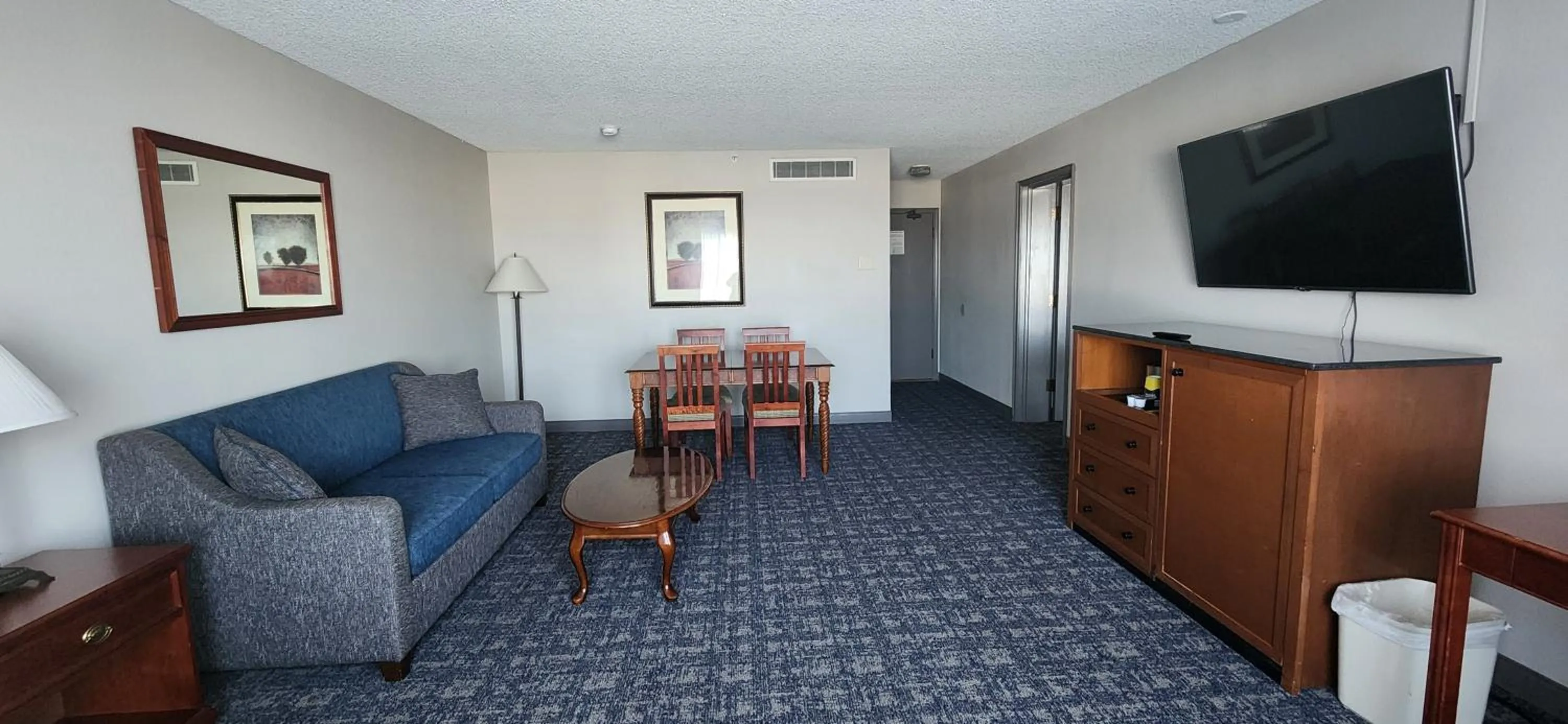 Seating area in Red Lion Hotel Eureka