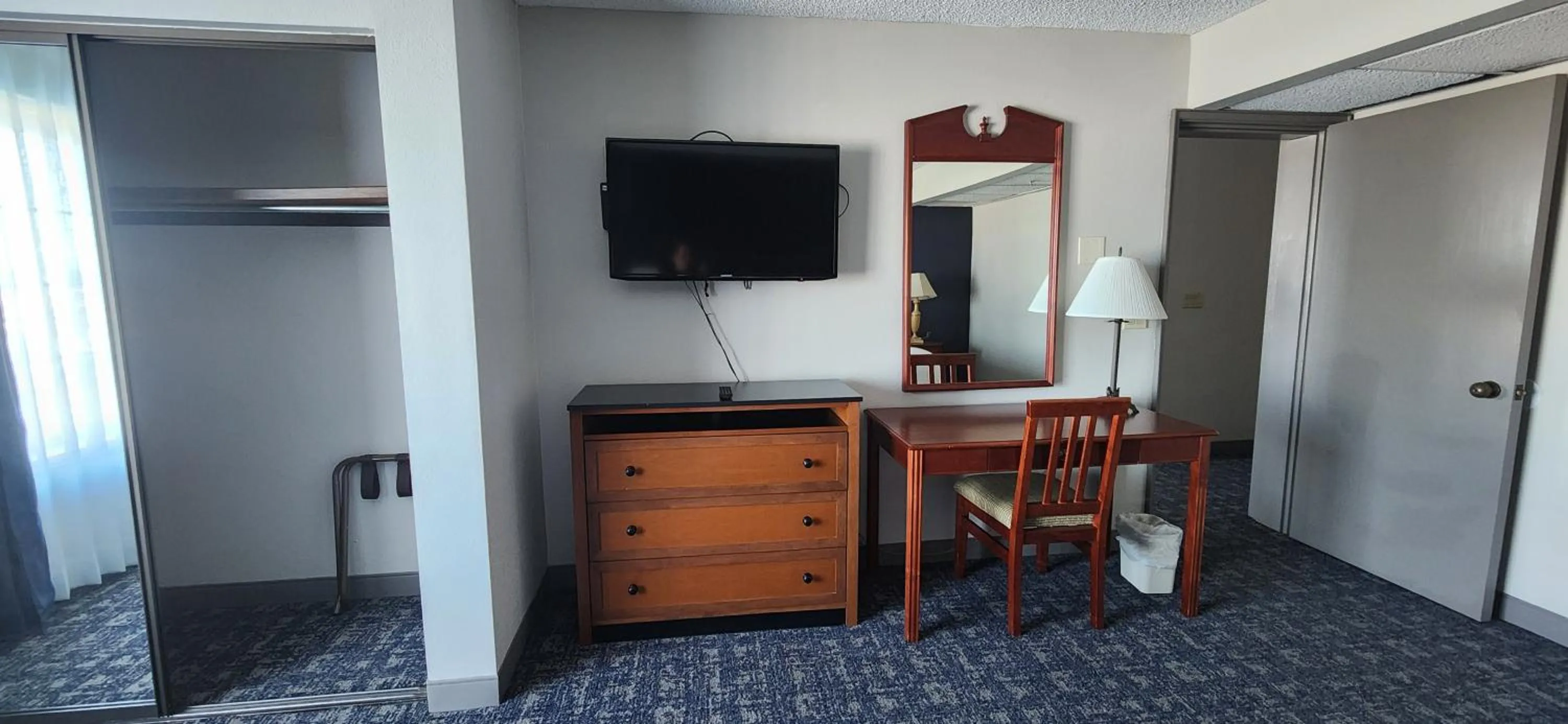 TV and multimedia in Red Lion Hotel Eureka