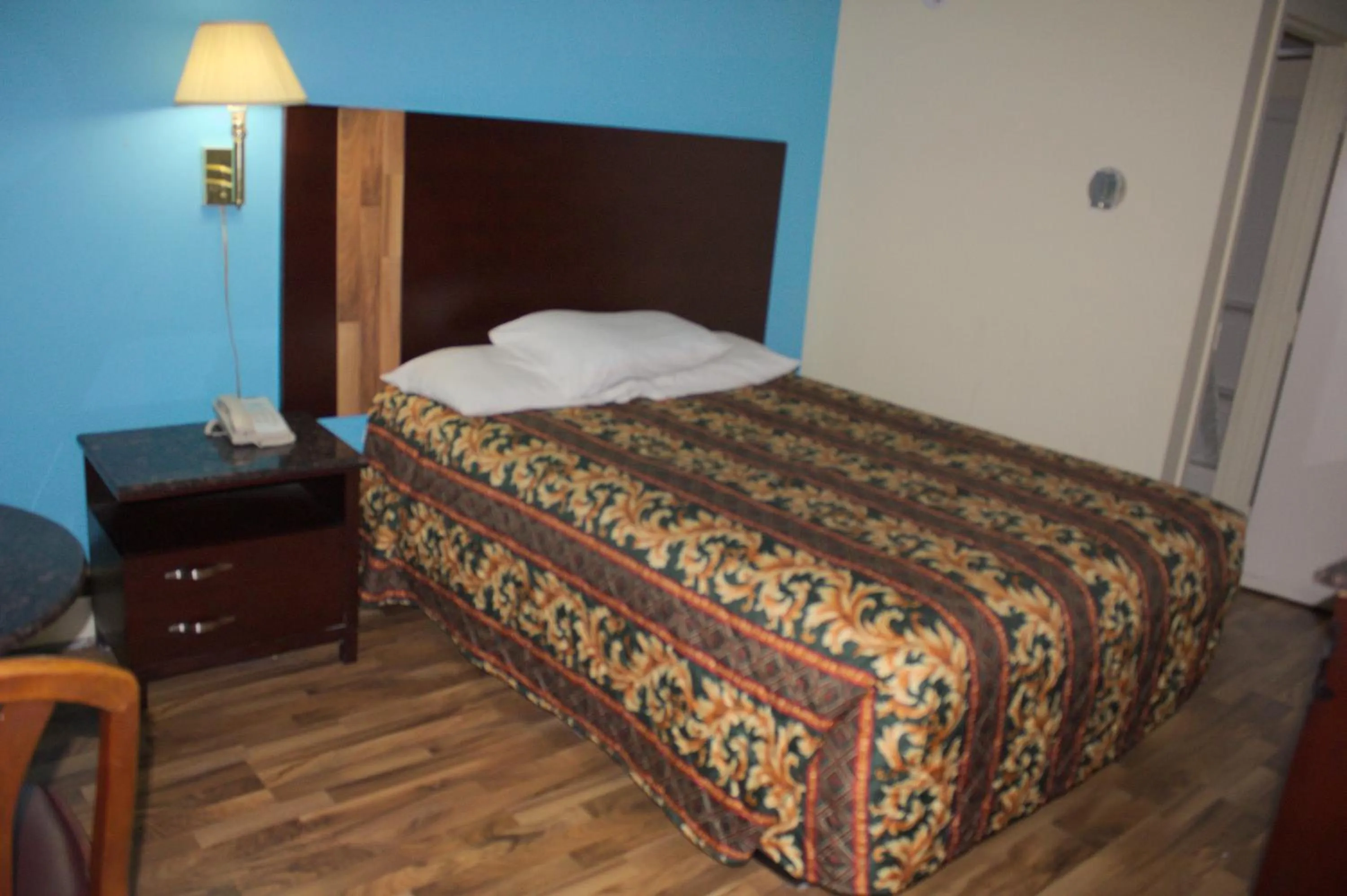 Bed in American Inn and Suites