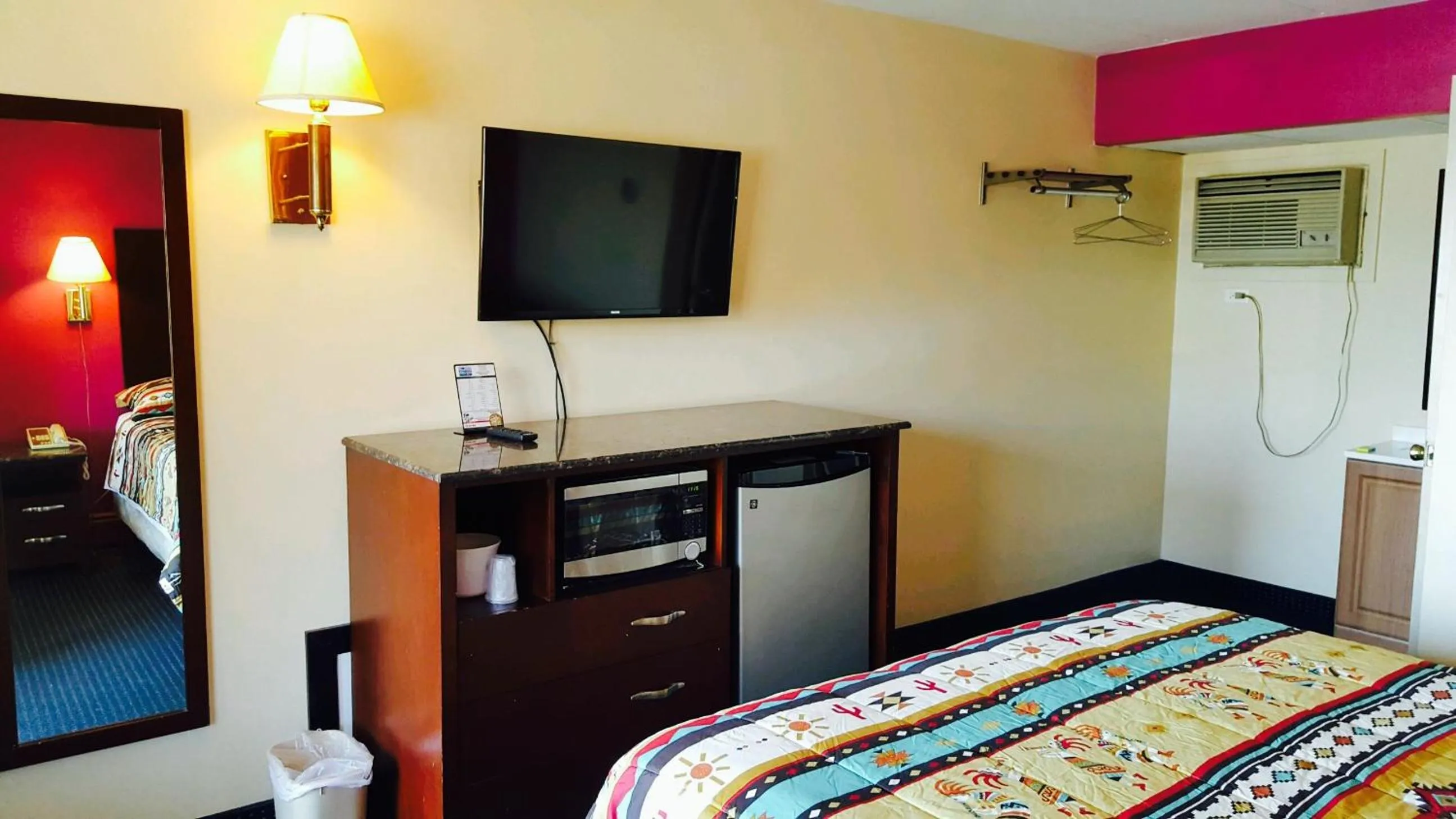 Decorative detail, Bed in American Inn and Suites