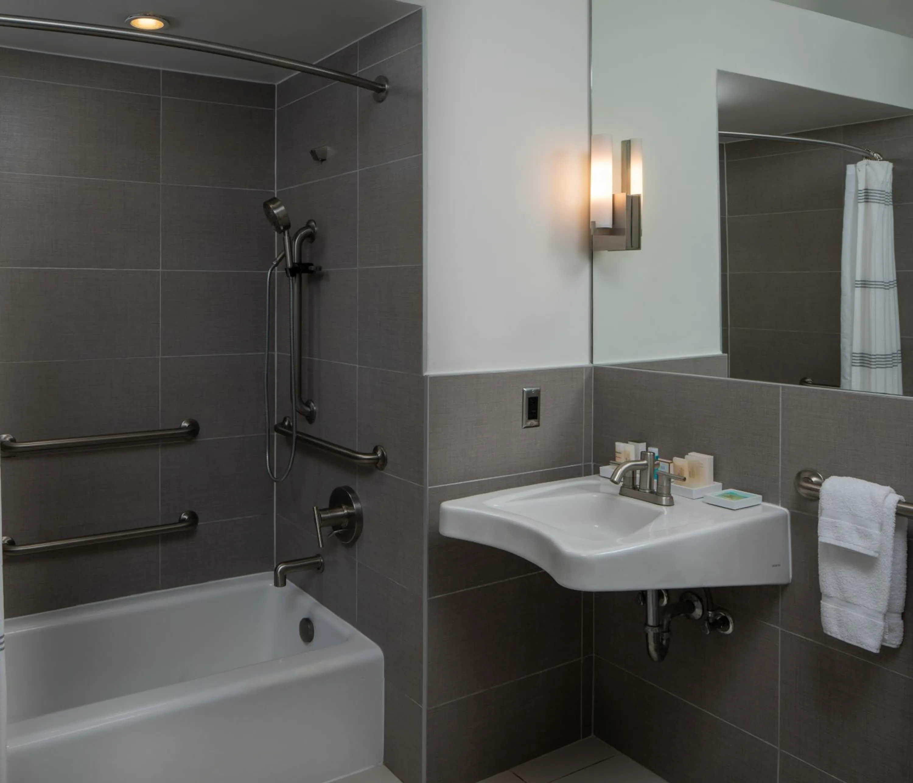 Bathroom in Harbor House Hotel and Marina at Pier 21