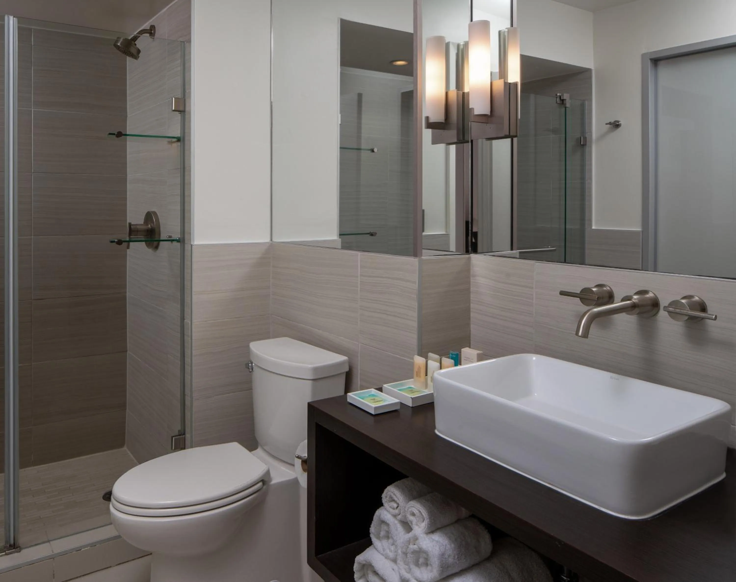 Bathroom in Harbor House Hotel and Marina at Pier 21