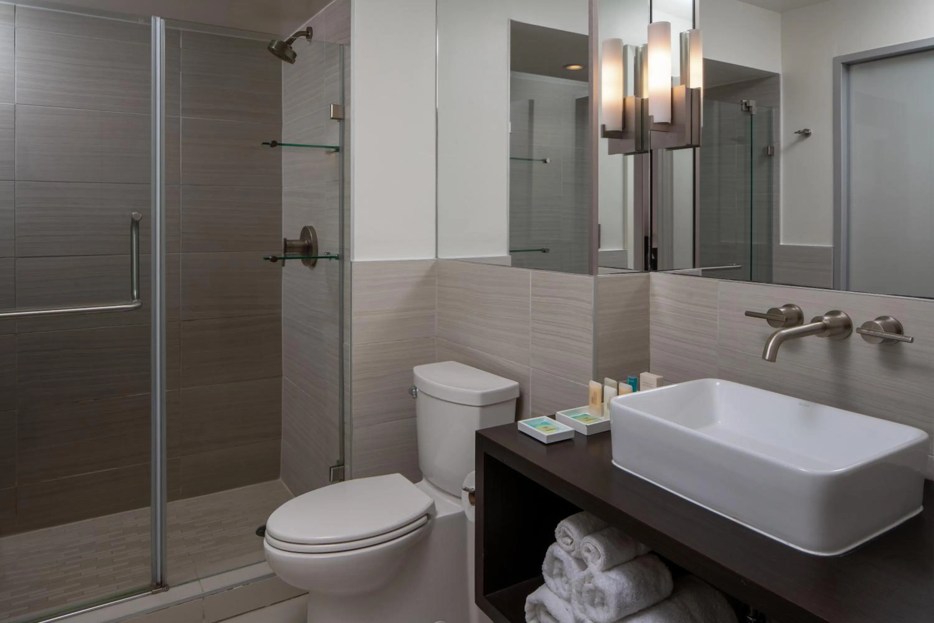 Bathroom in Harbor House Hotel and Marina at Pier 21