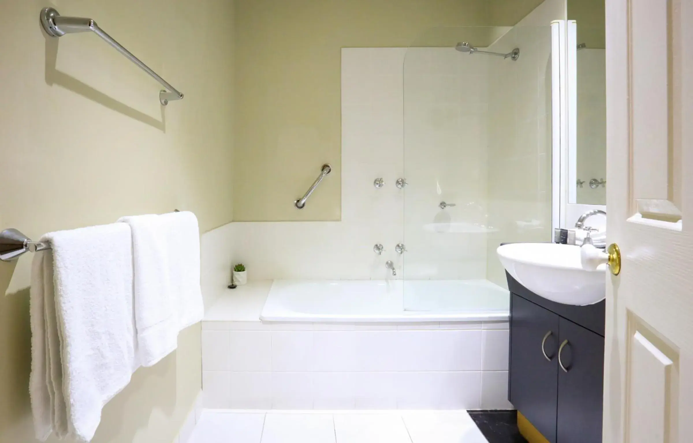 Two-Bedroom, One-Bathroom Standard Apartment in Flinders Landing Apartments Two-Bedroom, One-Bathroom Standard Apartment in Flinders Landing Apartments