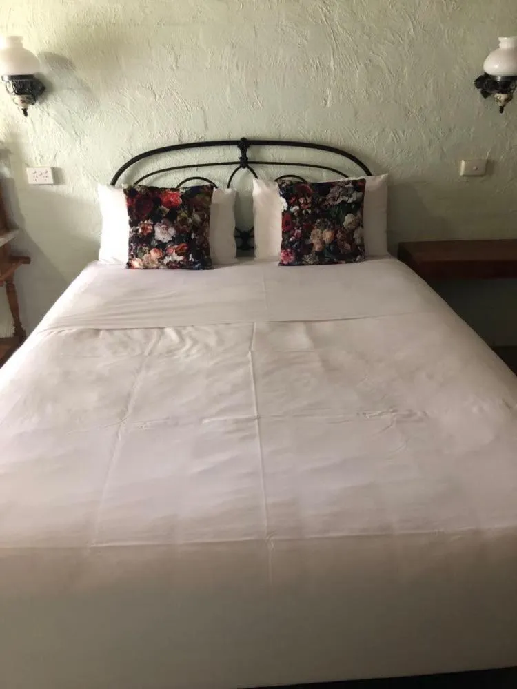 Bed in Olde Horsham Motor Inn