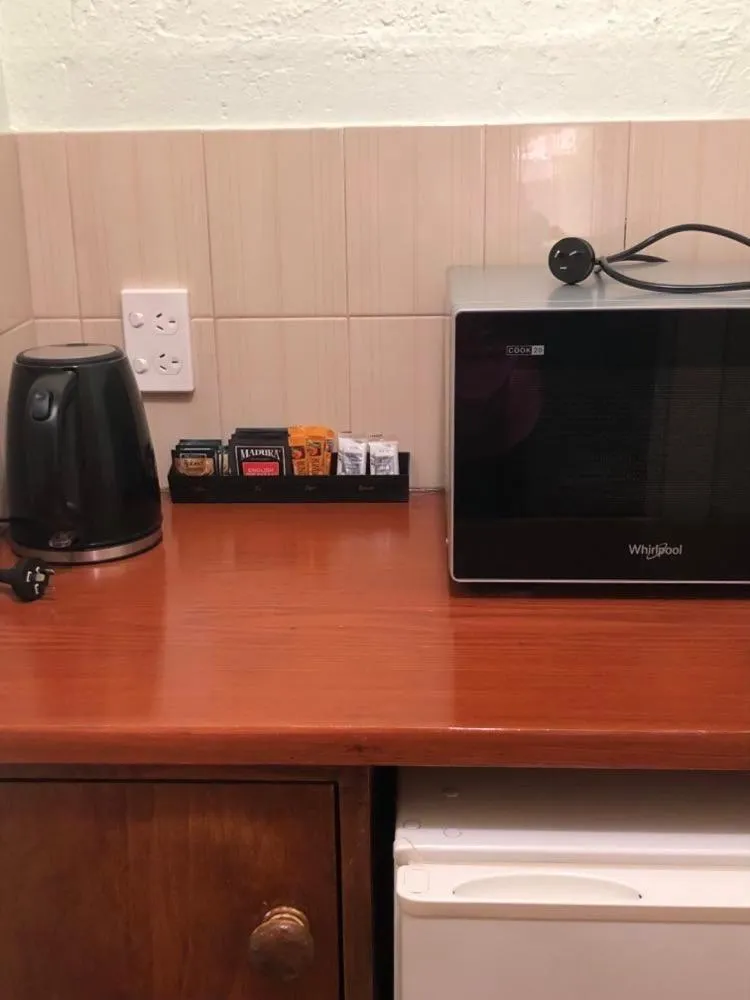 Kitchen or kitchenette, TV/Entertainment Center in Olde Horsham Motor Inn