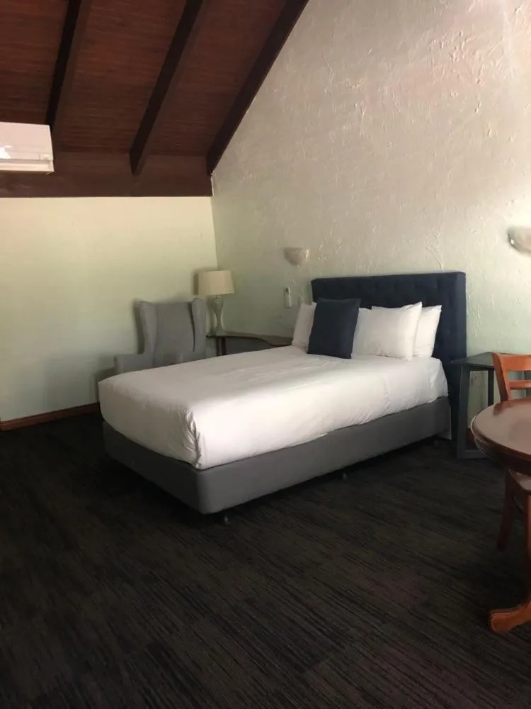 Bedroom in Olde Horsham Motor Inn